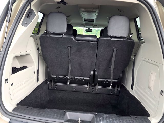Used 2014 Chrysler Town & Country Touring FWD image 12