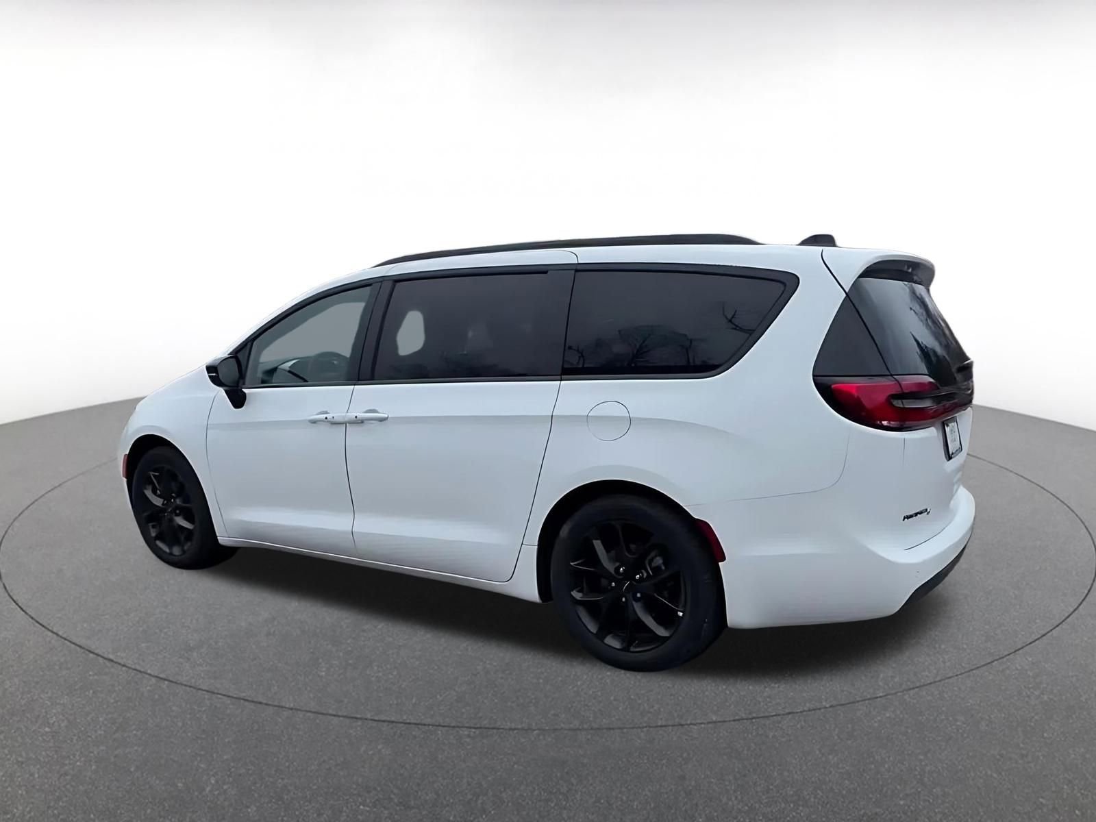 Used 2025 Chrysler Pacifica Limited image 10