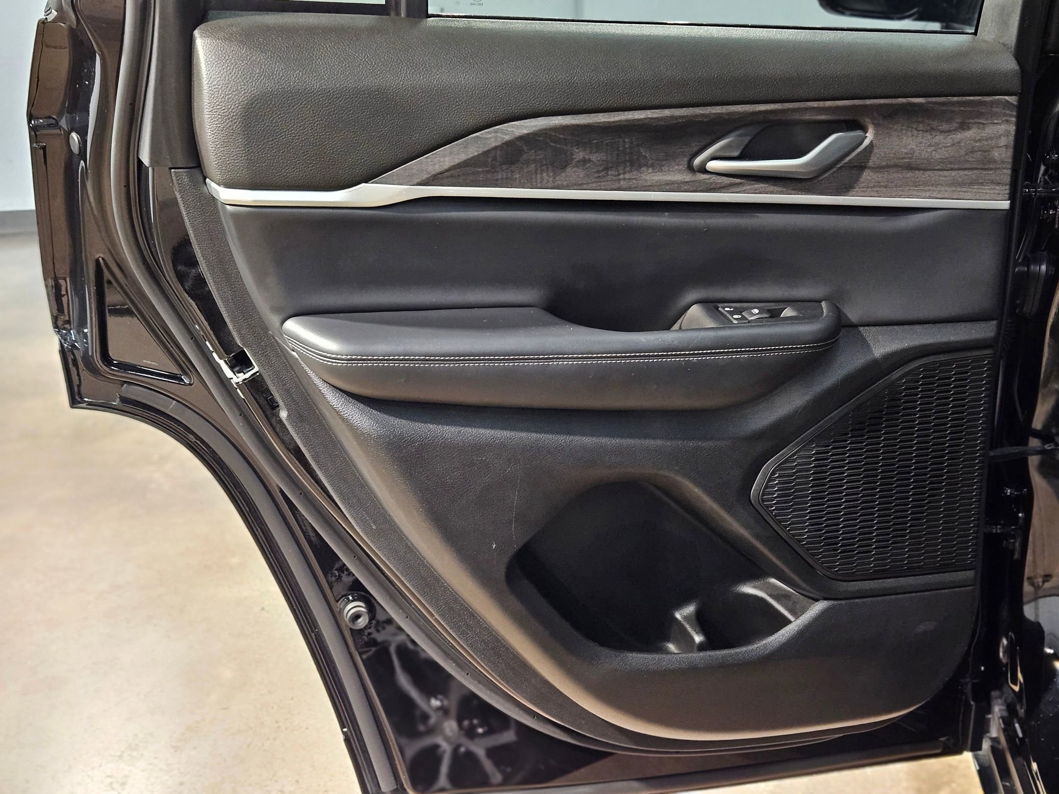 Used 2024 Jeep Grand Cherokee Limited image 35