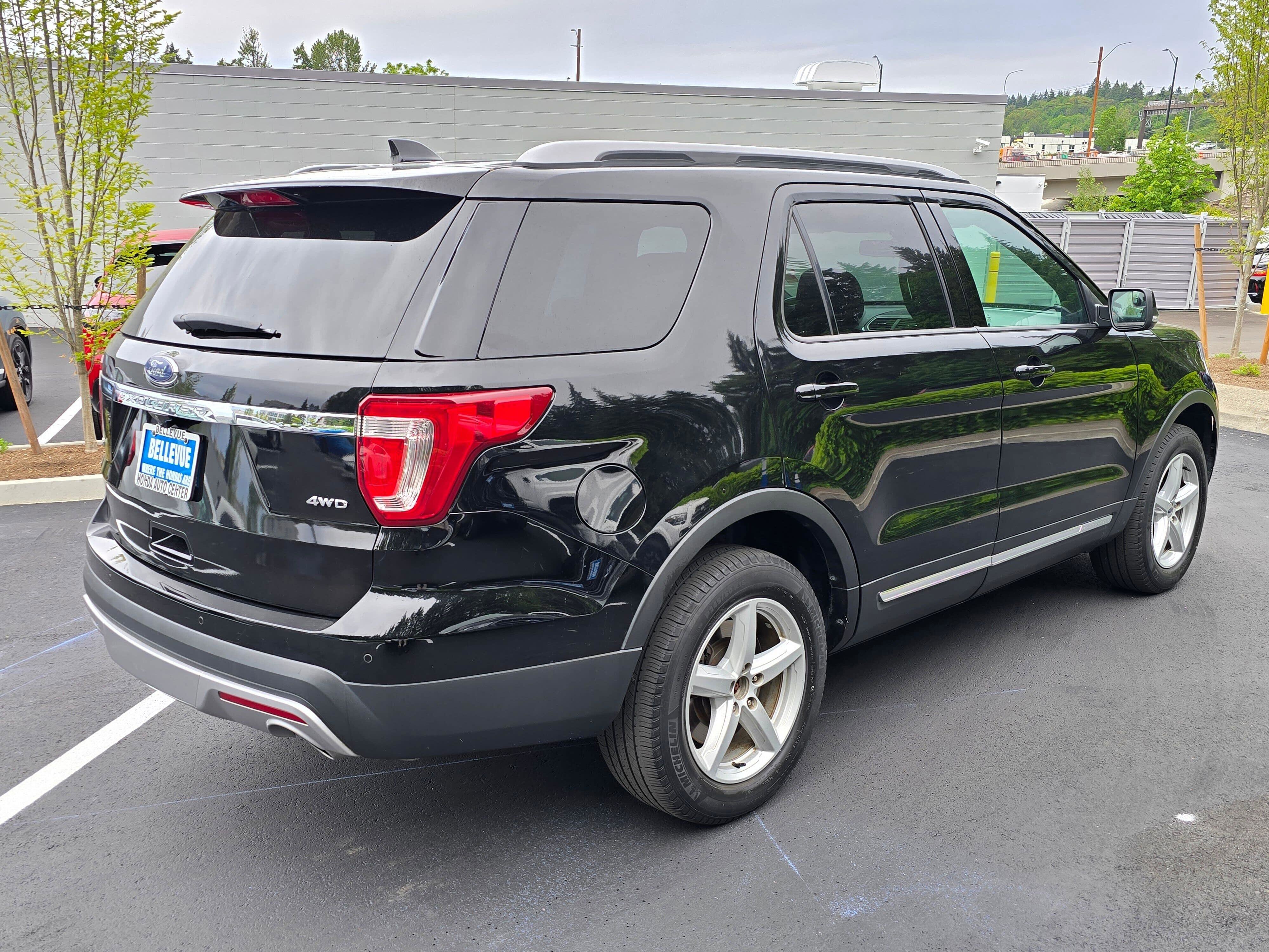 Used 2017 Ford Explorer XLT w/ Equipment Group 202A AWD/4WD image 7