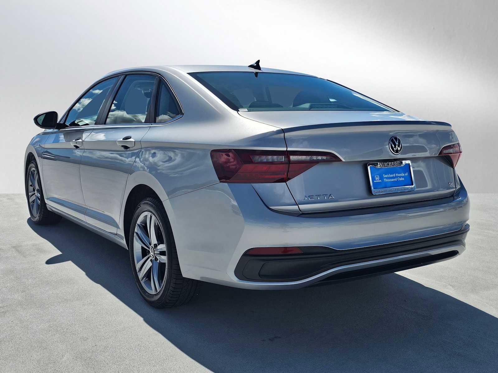 Used 2024 Volkswagen Jetta SE FWD image 5