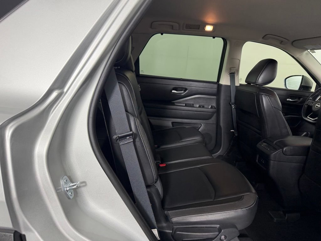 Used 2025 Nissan Pathfinder SL FWD image 28