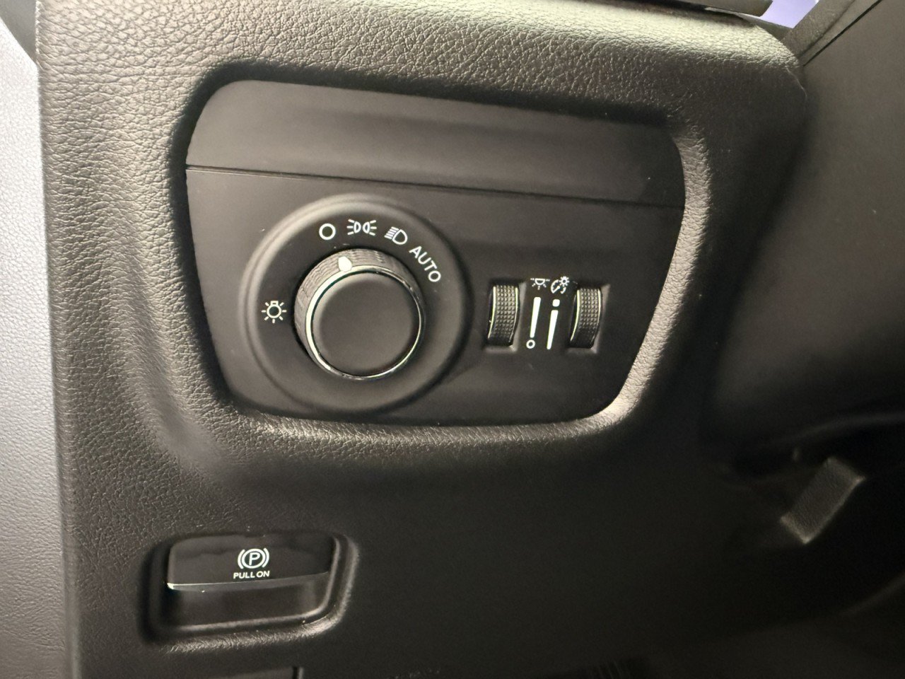 Used 2022 Jeep Grand Cherokee Laredo w/ Luxury Tech Group I AWD/4WD image 22