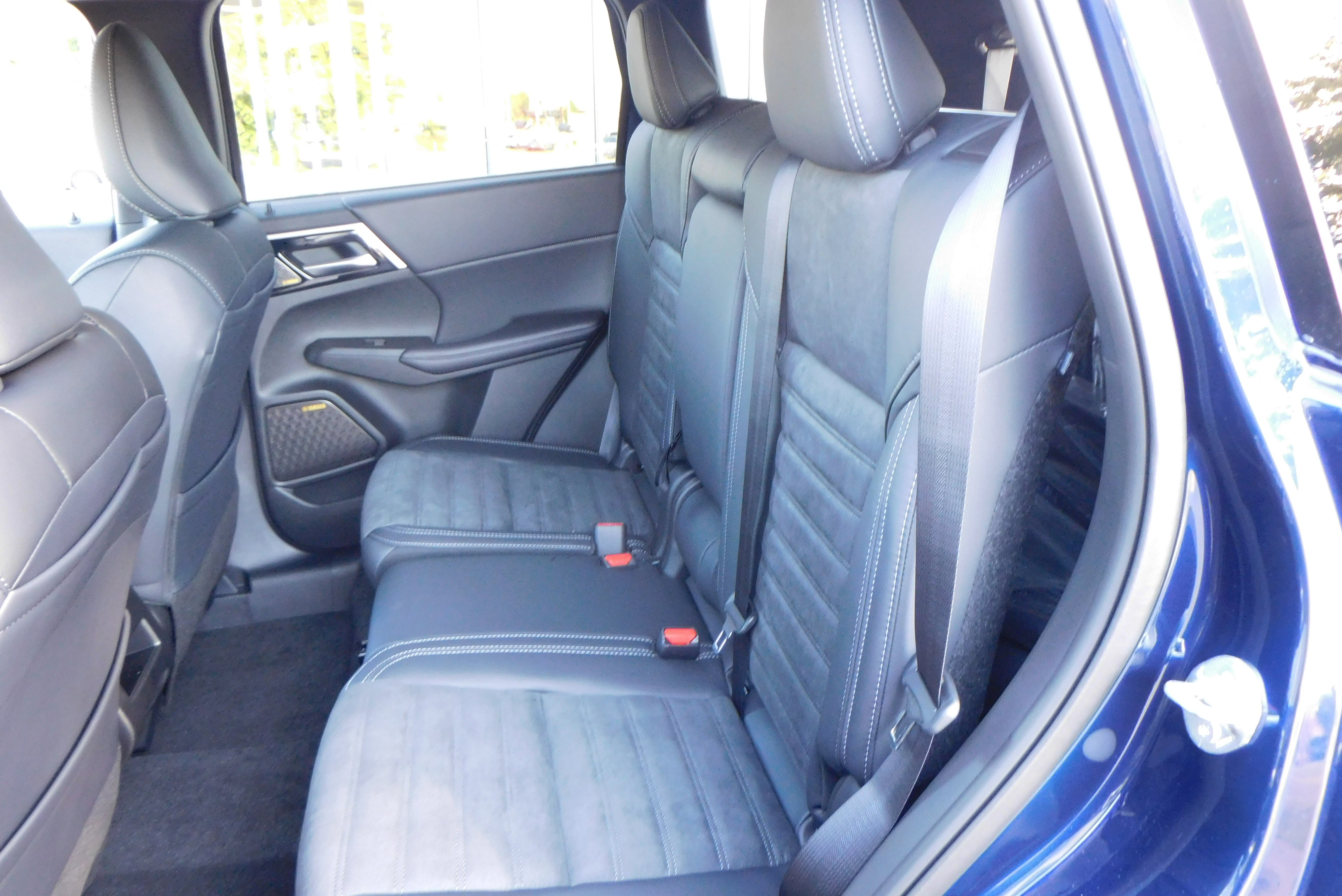 Used 2025 Mitsubishi Outlander SE image 30