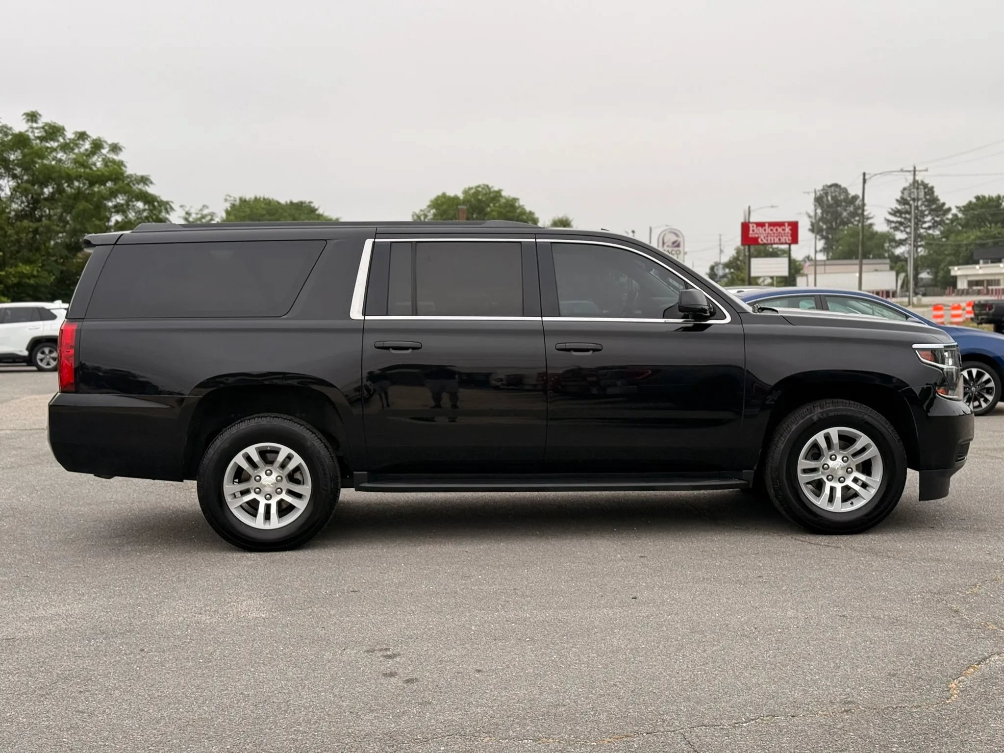 Used 2018 Chevrolet Suburban LT RWD image 10