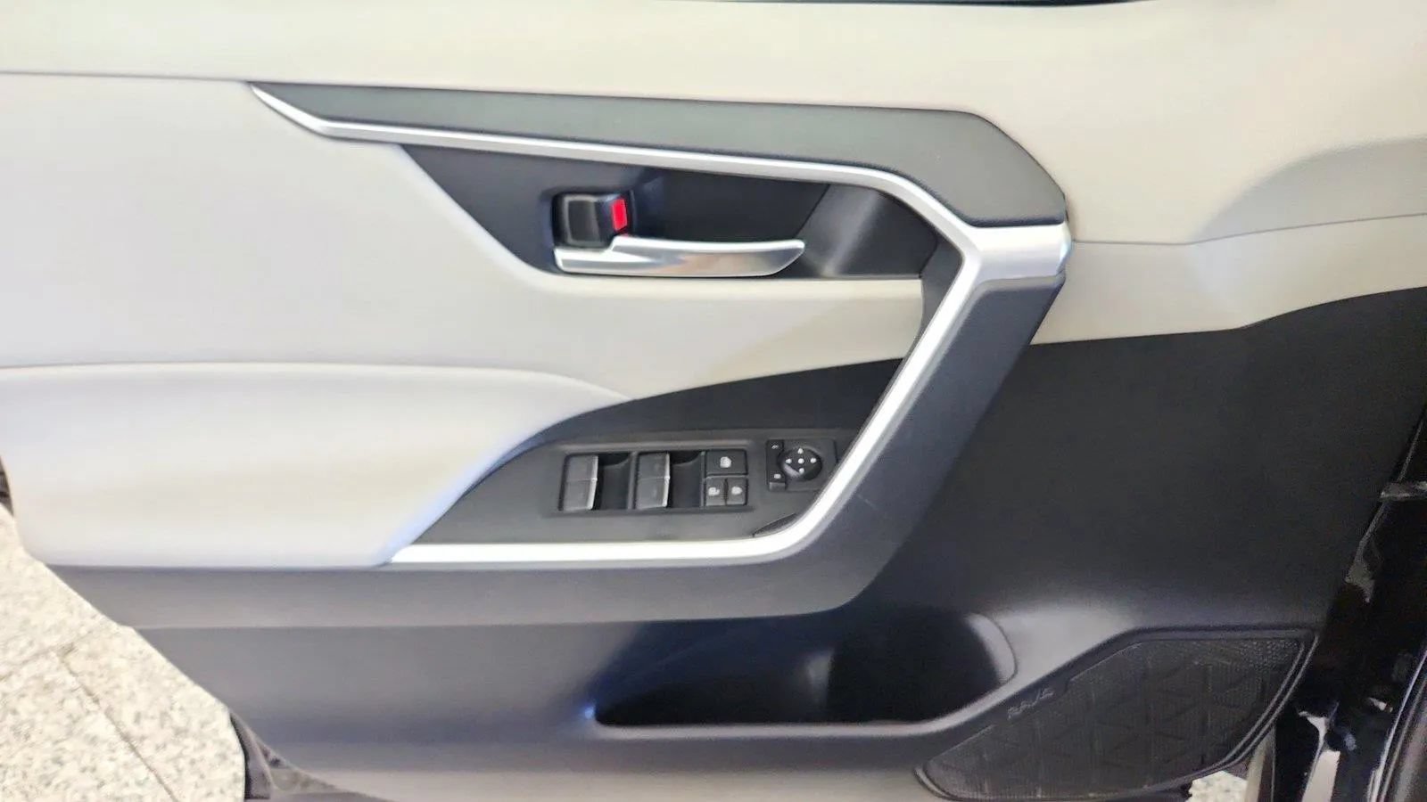 Used 2024 Toyota RAV4 XLE FWD image 23
