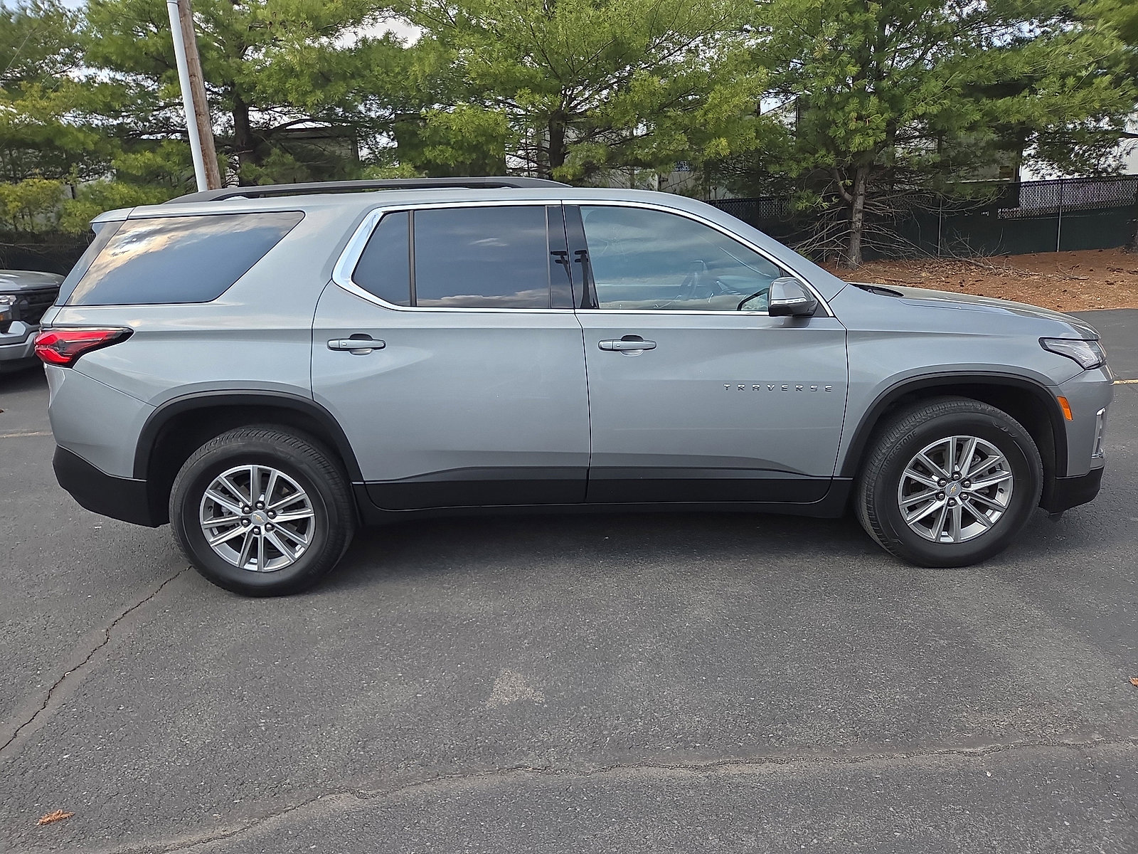 Used 2023 Chevrolet Traverse LT AWD/4WD image 2
