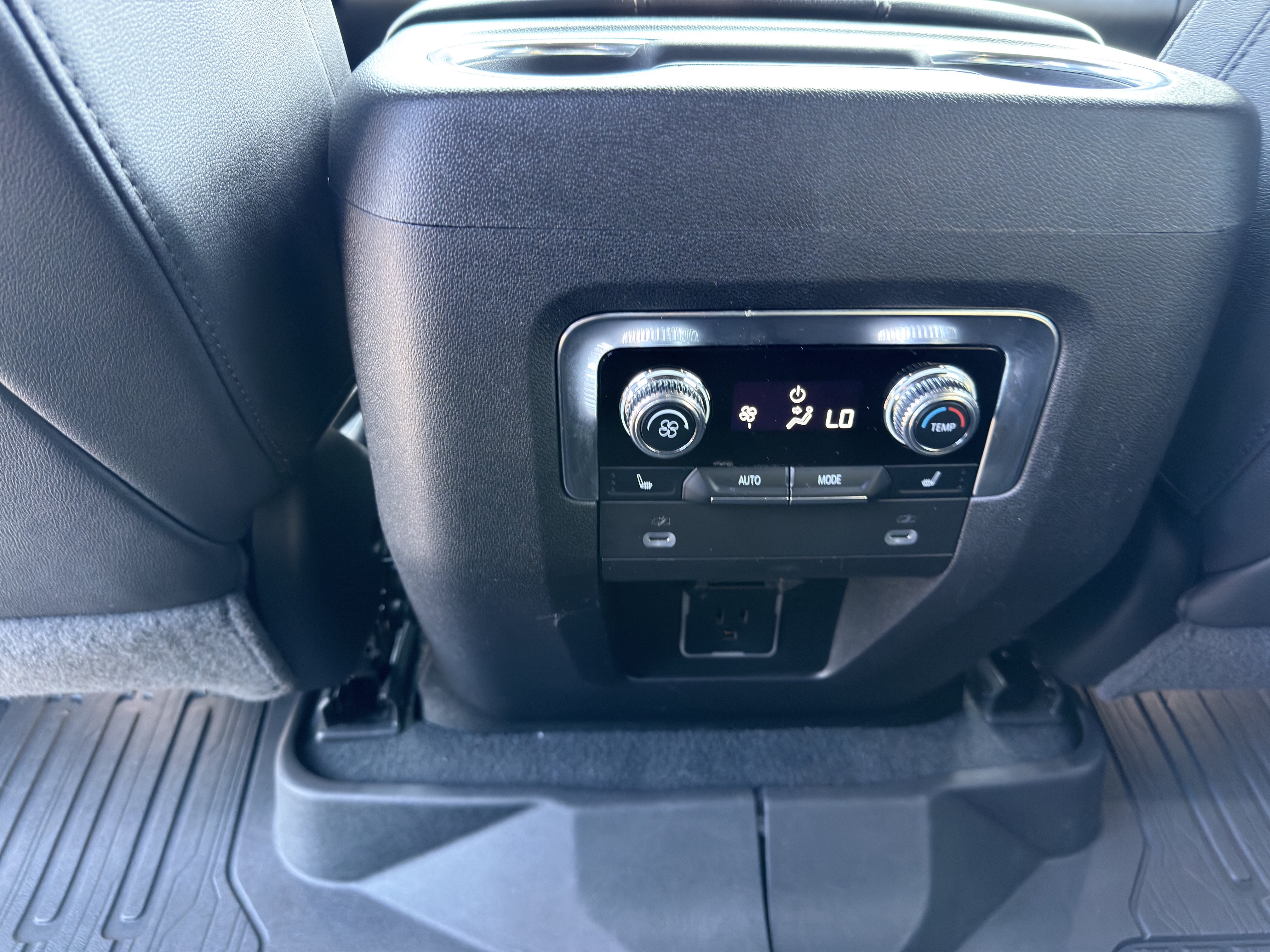 Used 2024 GMC Yukon XL SLT w/ SLT Premium Package RWD image 23