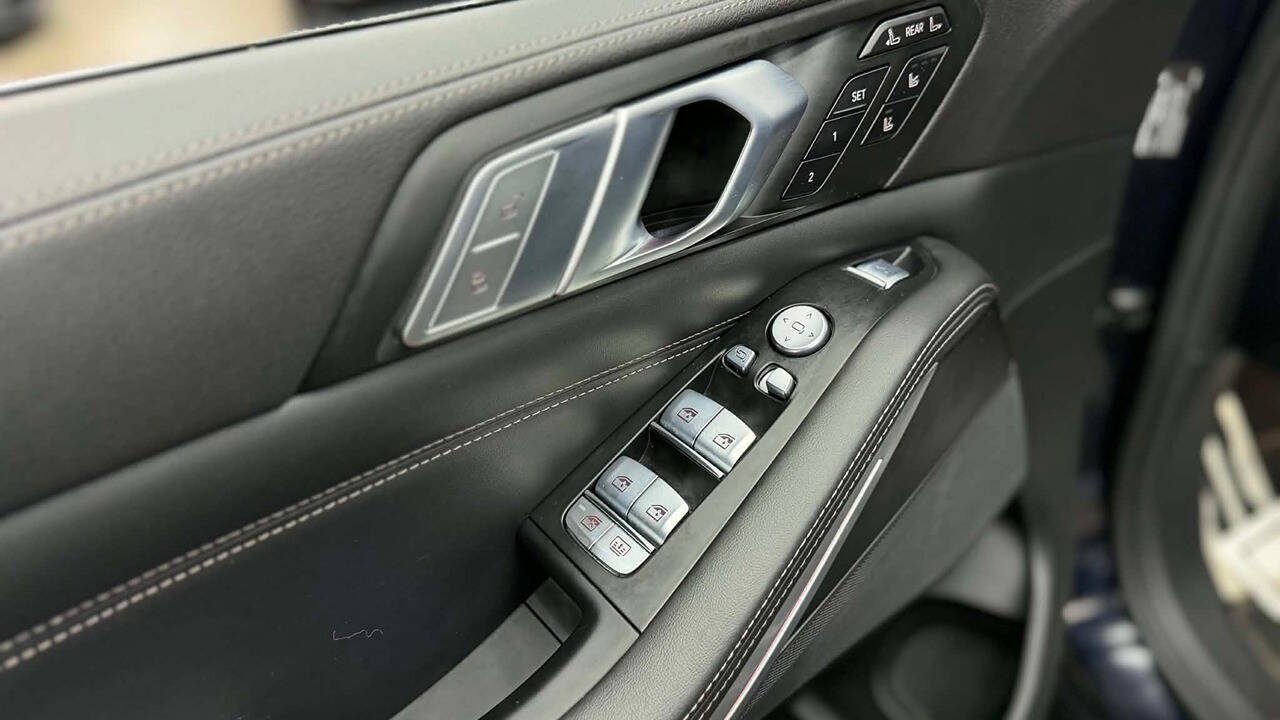 Used 2022 BMW X7 xDrive40i w/ M Sport Package AWD/4WD image 27