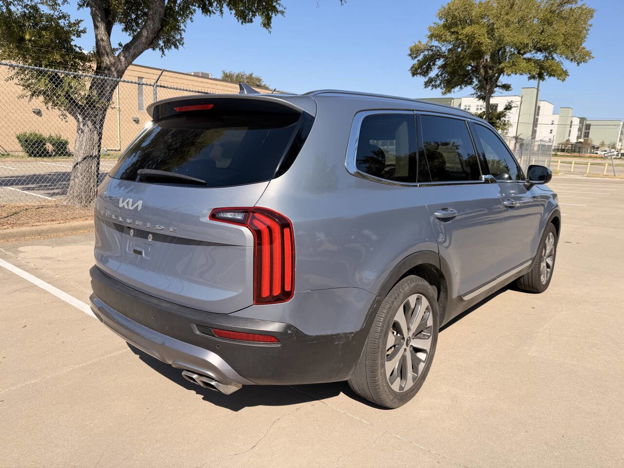 Used 2022 Kia Telluride EX w/ EX Premium Package FWD image 4