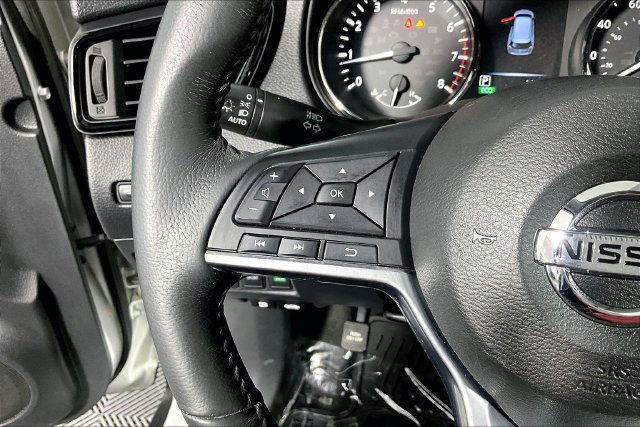 Used 2017 Nissan Rogue SV FWD image 19