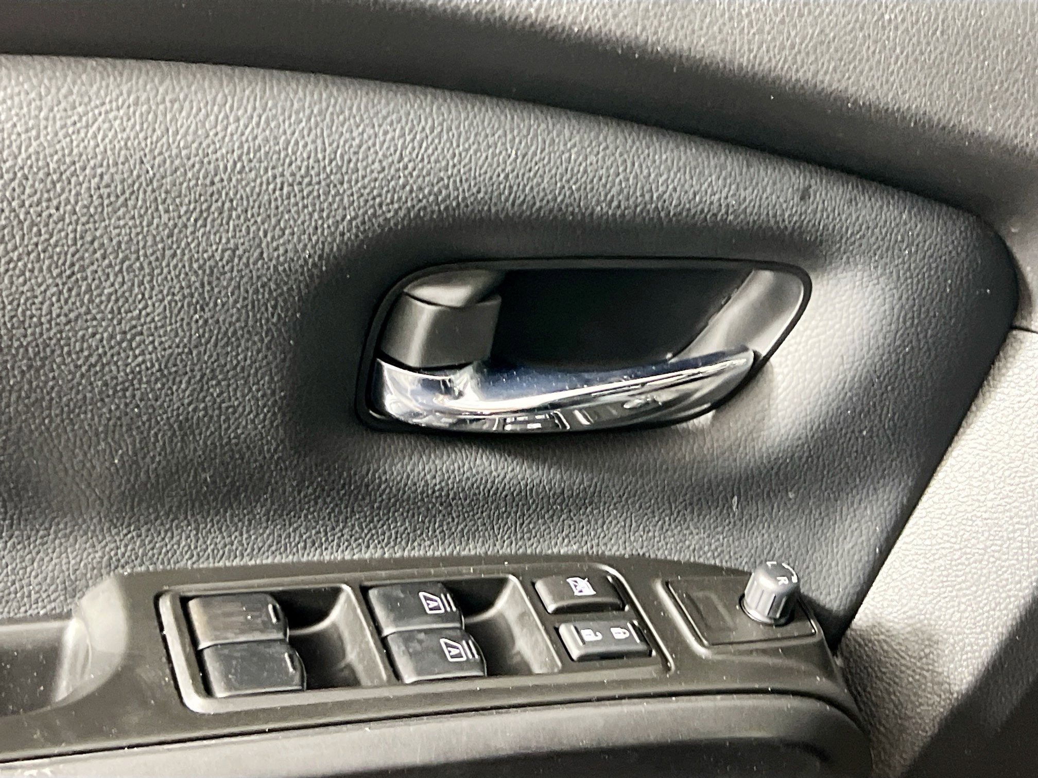 Used 2023 Nissan Titan SV w/ SV Convenience Package RWD image 16