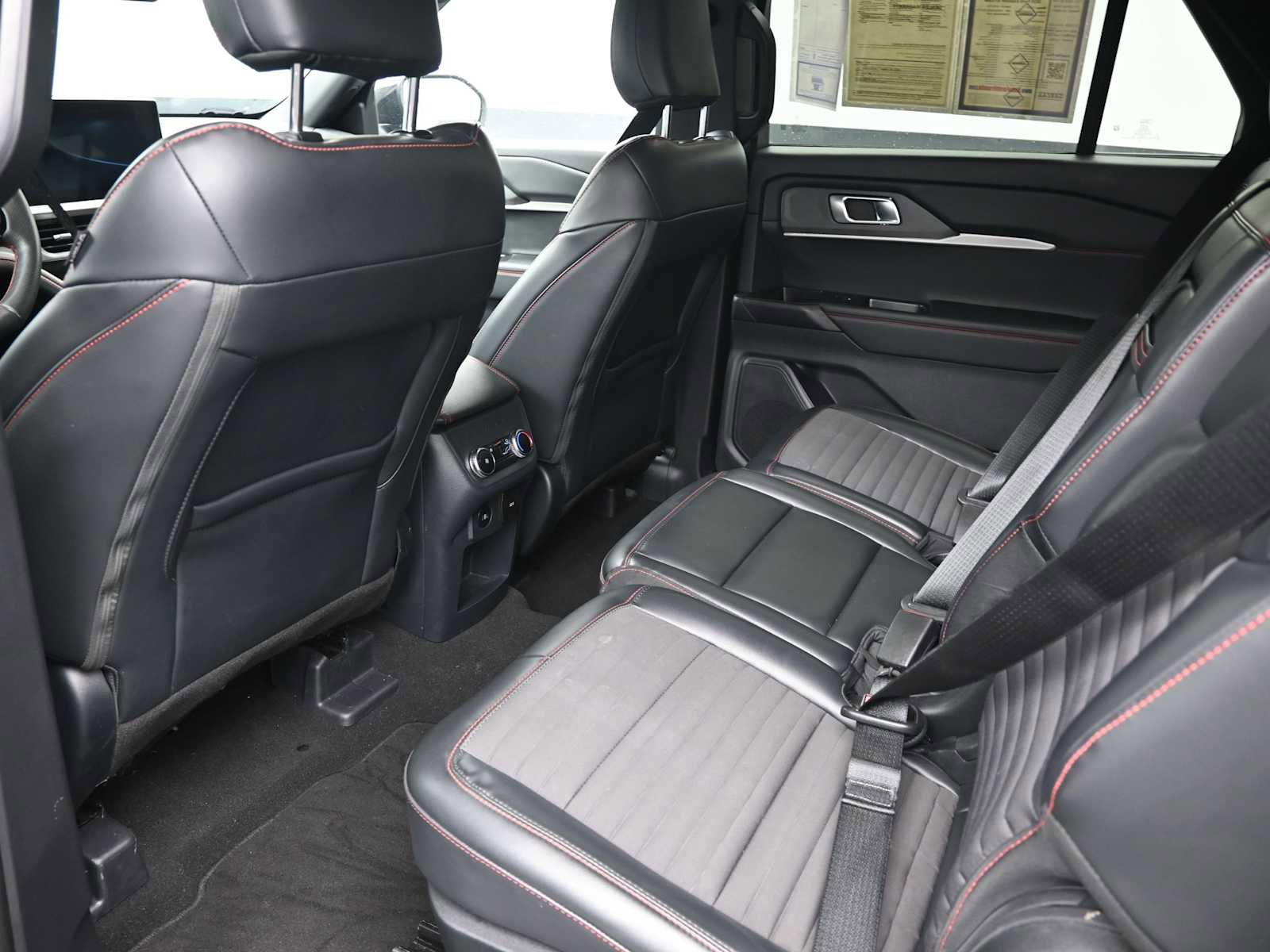 Used 2025 Ford Explorer ST-Line w/ ST-Line Street Pack image 15