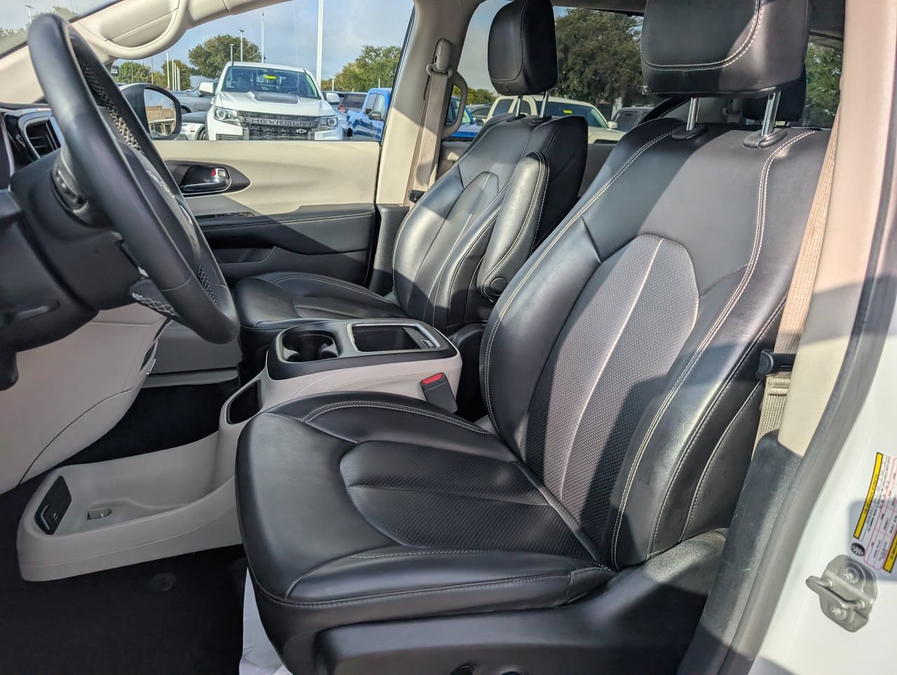 Used 2023 Chrysler Pacifica Touring-L FWD image 25