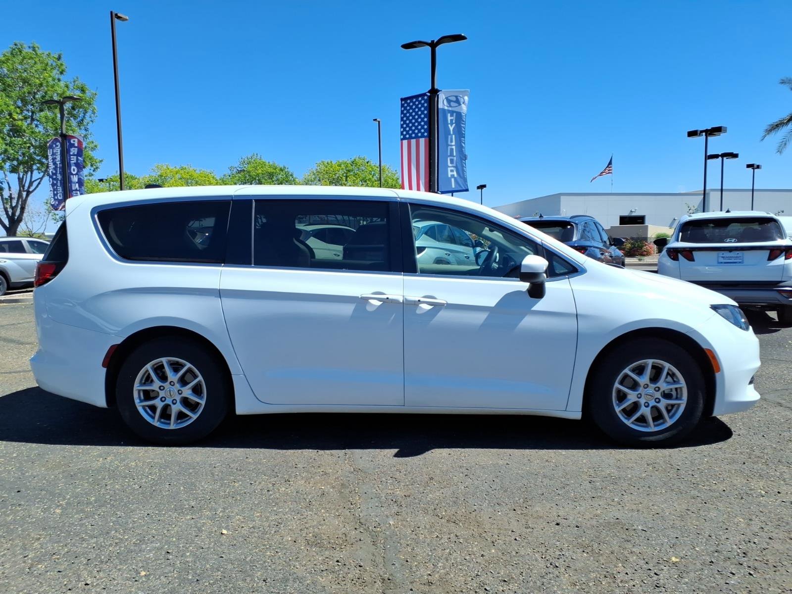 Used 2023 Chrysler Voyager LX image 4