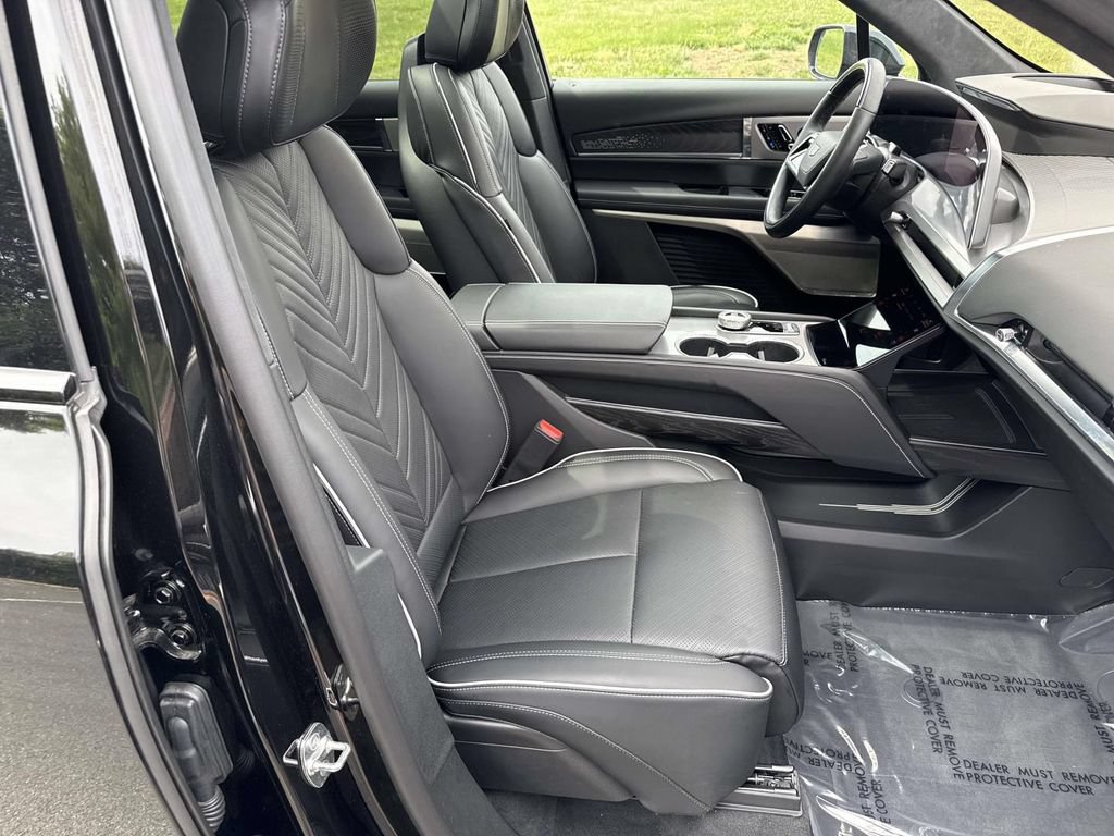Used 2026 Cadillac Vistiq Platinum w/ LPO, Floor Liner Package AWD/4WD image 7