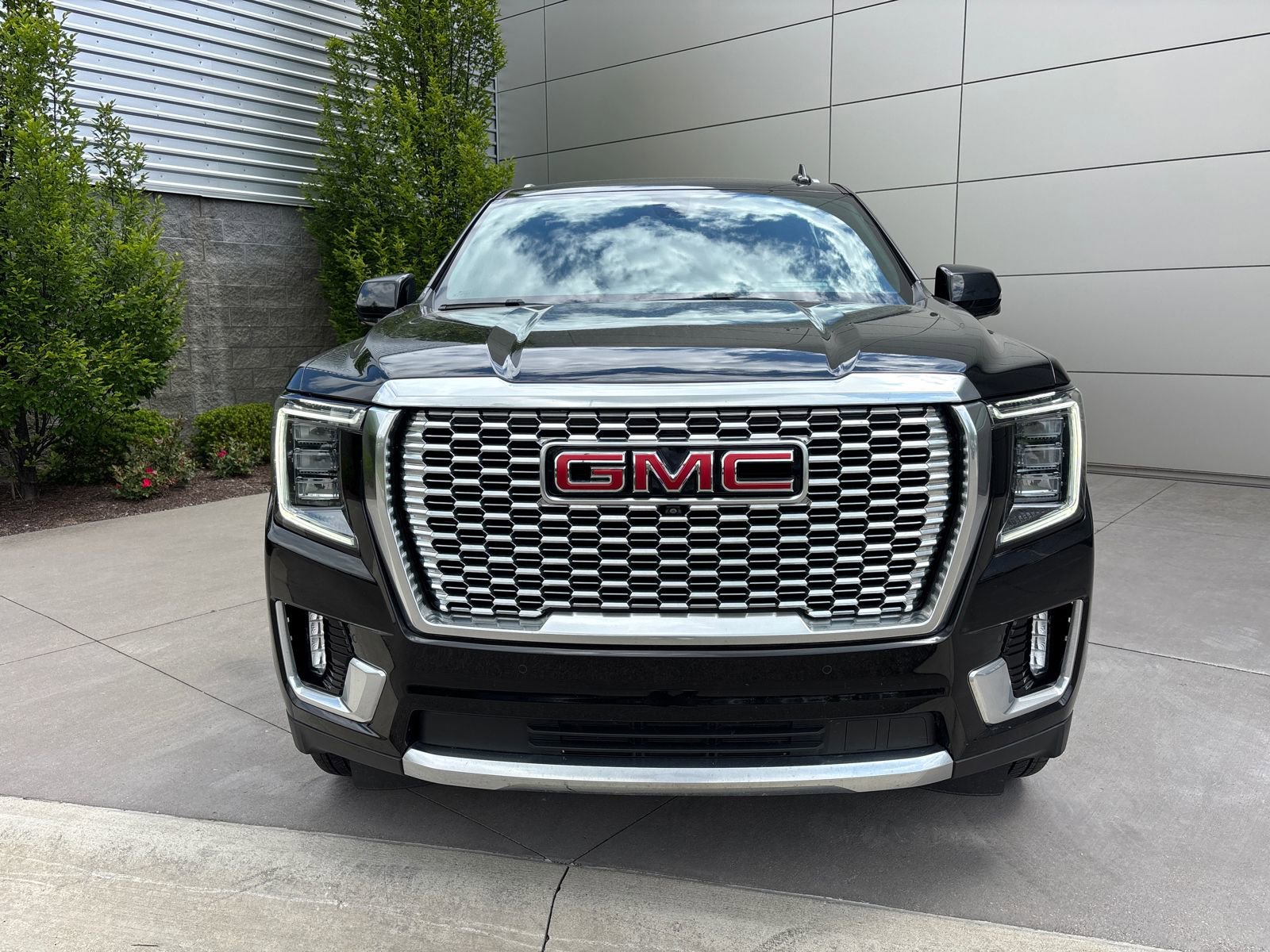 Used 2021 GMC Yukon XL Denali w/ Denali Premium Package AWD/4WD image 2