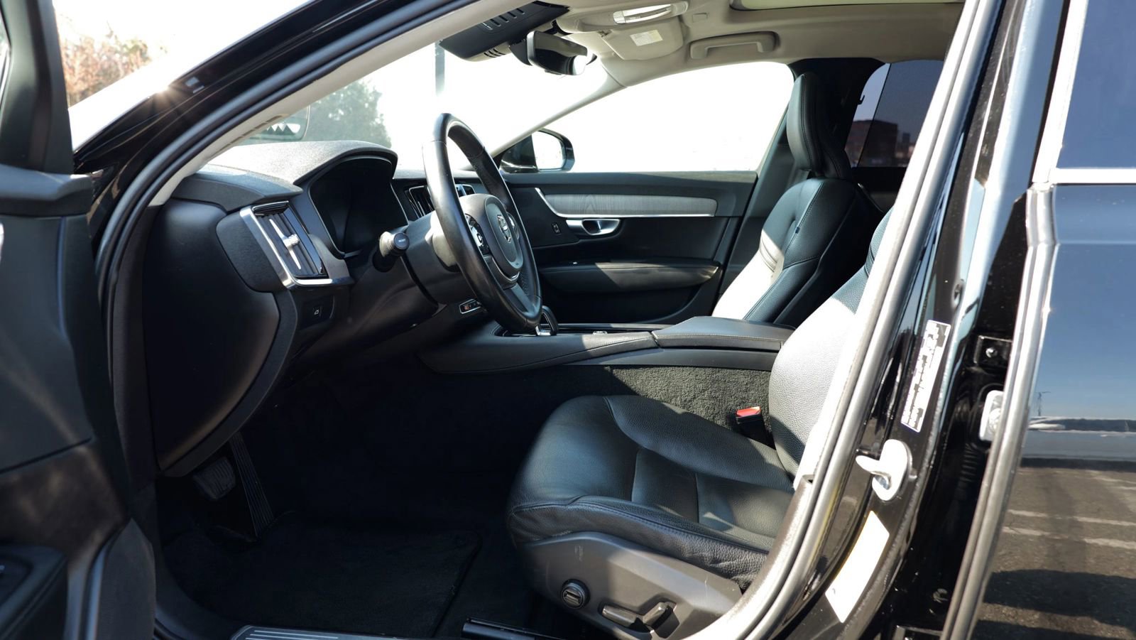 Used 2023 Volvo S90 B6 Plus image 17