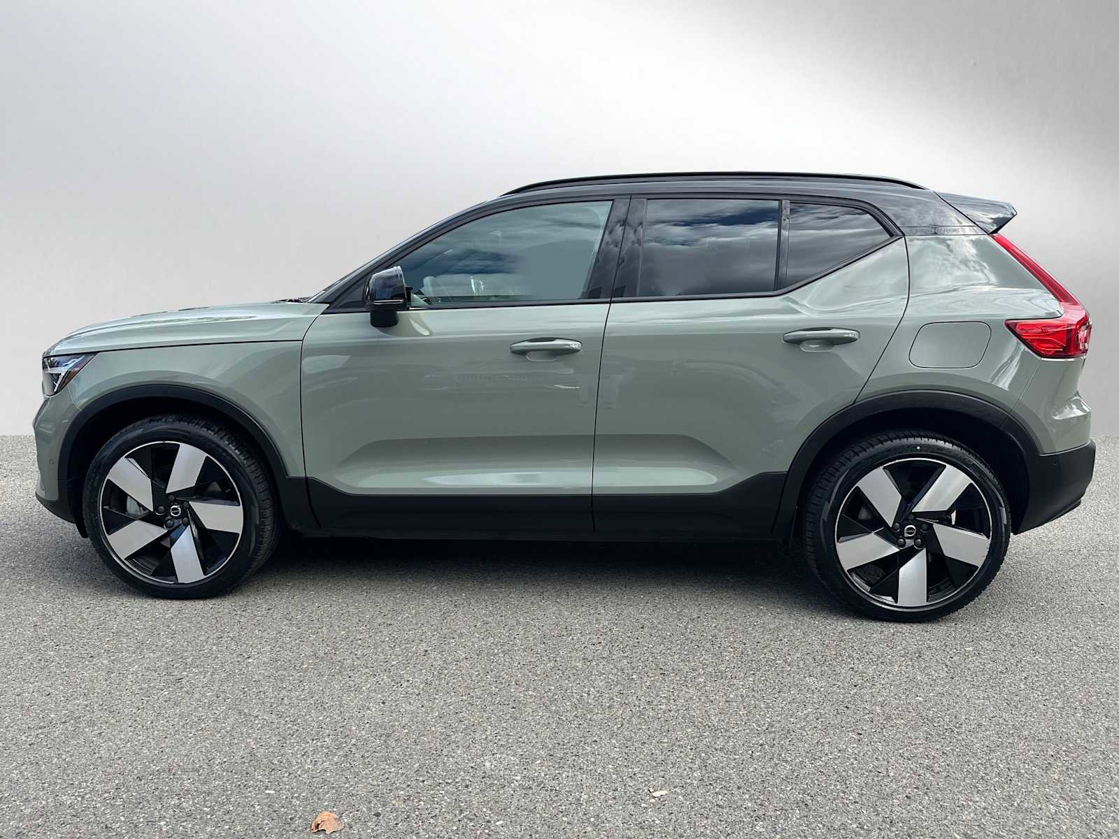 Certified 2023 Volvo XC40 Recharge Ultimate w/ Protection Package Premier AWD/4WD image 7