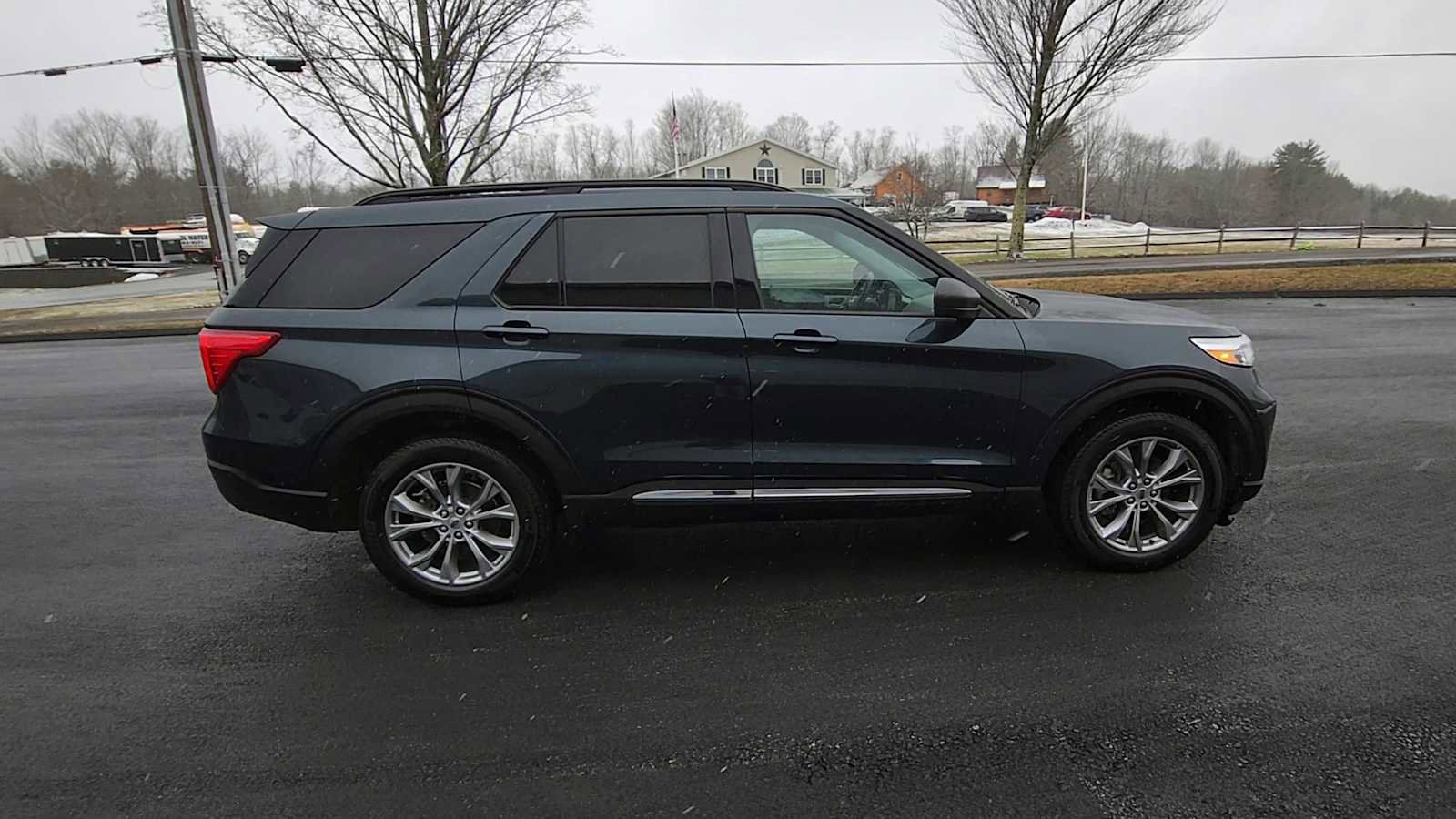 Used 2023 Ford Explorer XLT w/ Equipment Group 202A image 9