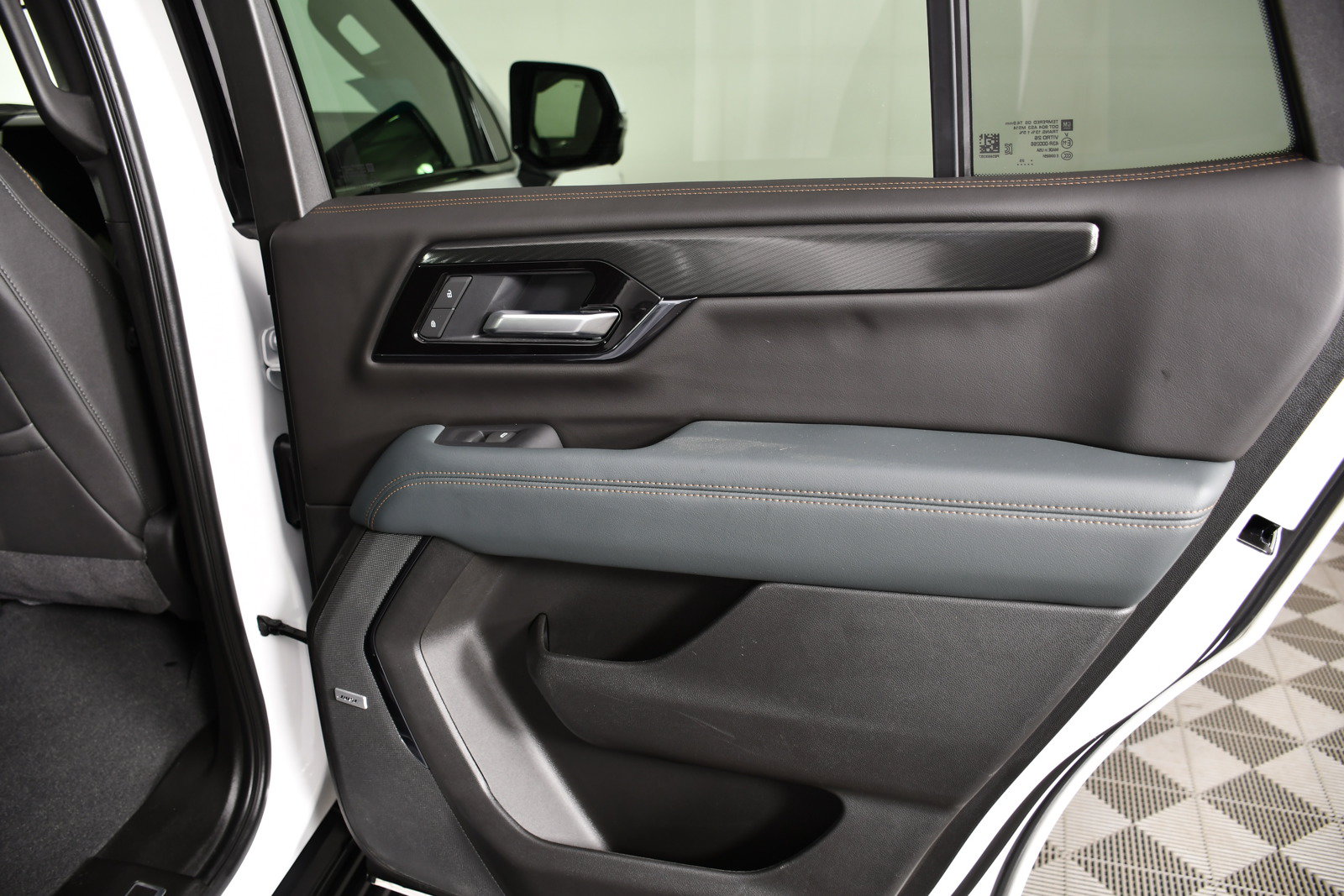 Used 2025 GMC Yukon AT4 AWD/4WD image 46