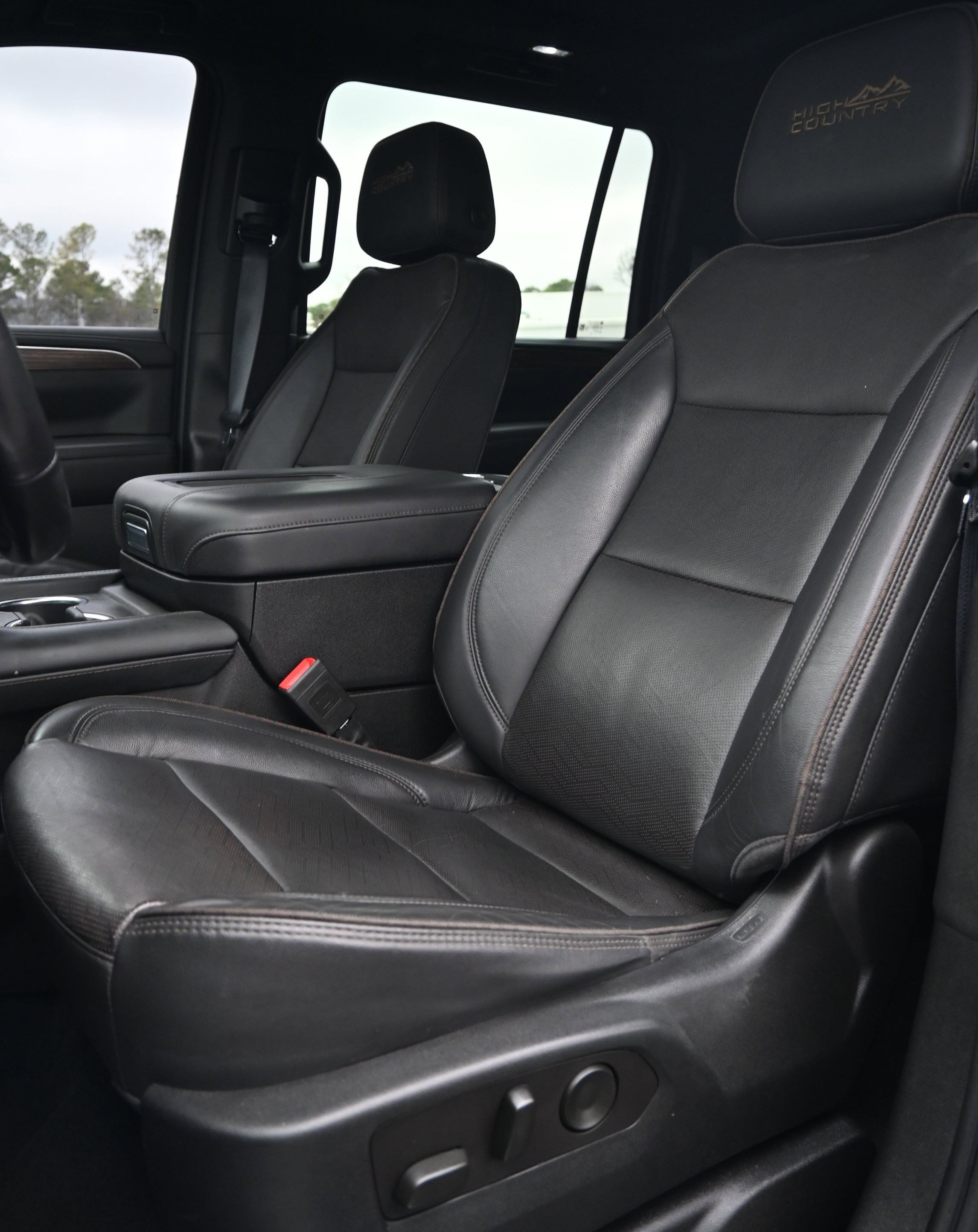 Used 2023 Chevrolet Suburban High Country image 19