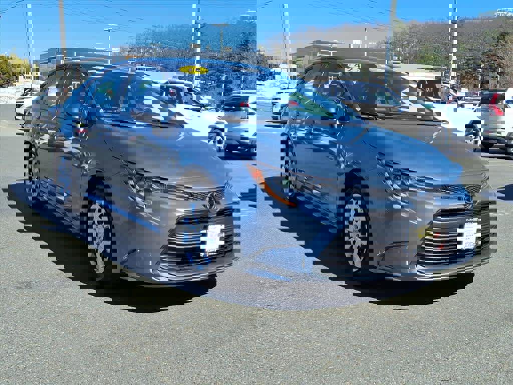 Used 2024 Toyota Corolla LE image 3