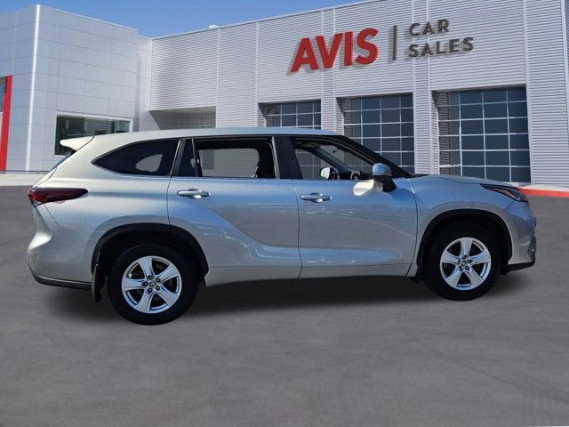 Used 2024 Toyota Highlander LE image 5