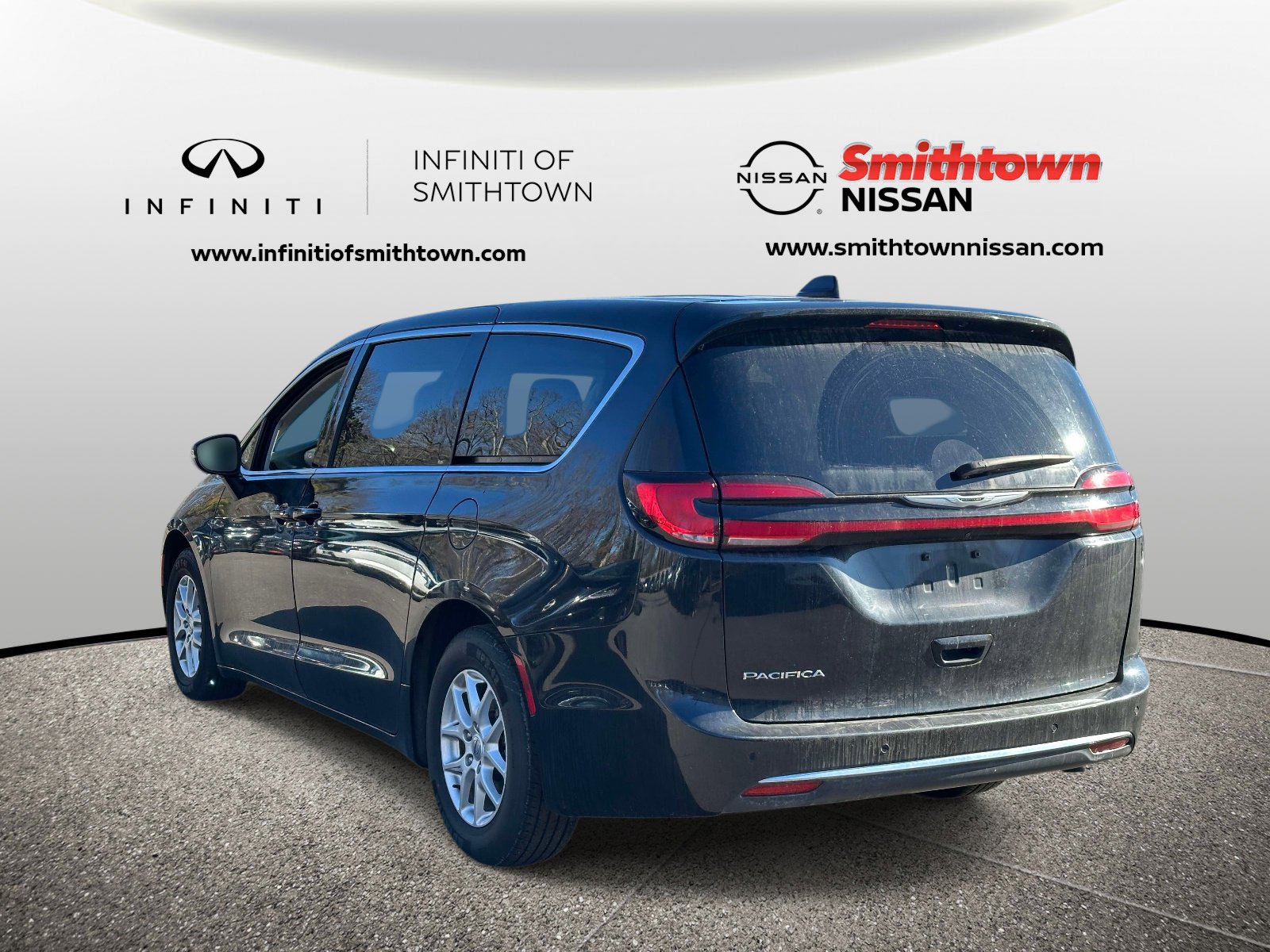 Used 2023 Chrysler Pacifica Touring-L FWD image 5