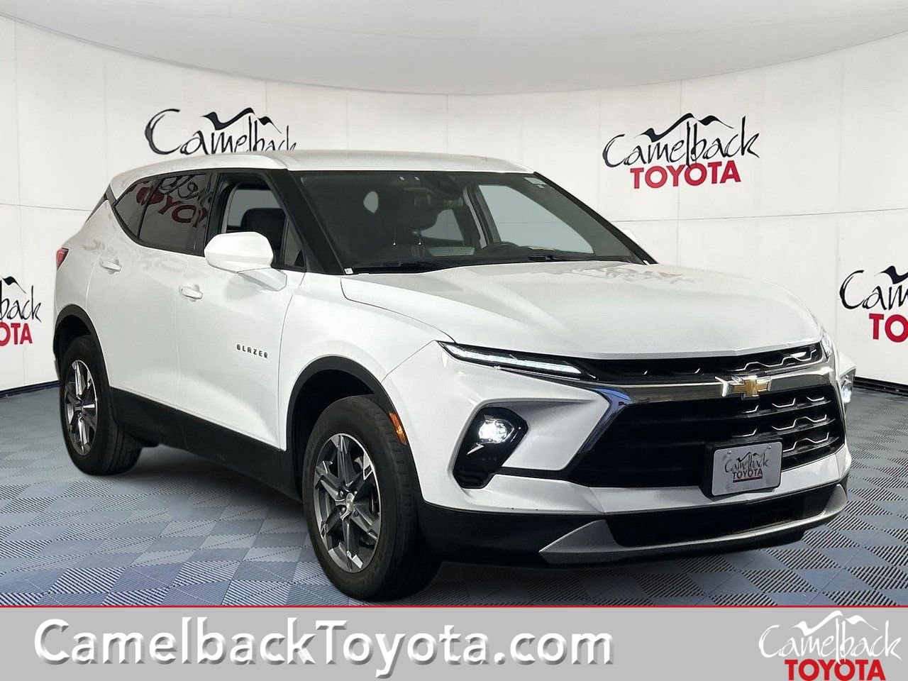 Used 2025 Chevrolet Blazer LT FWD image 1