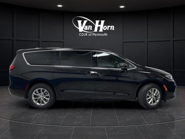 New 2026 Chrysler Pacifica Select image 2