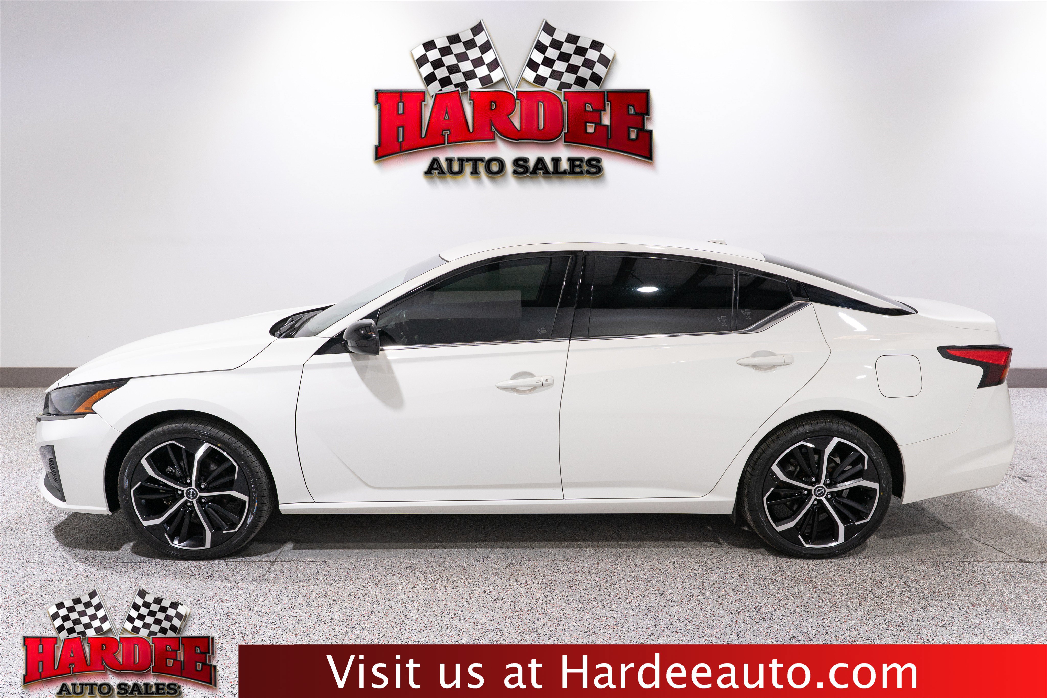 Used 2024 Nissan Altima 2.5 SR FWD image 1