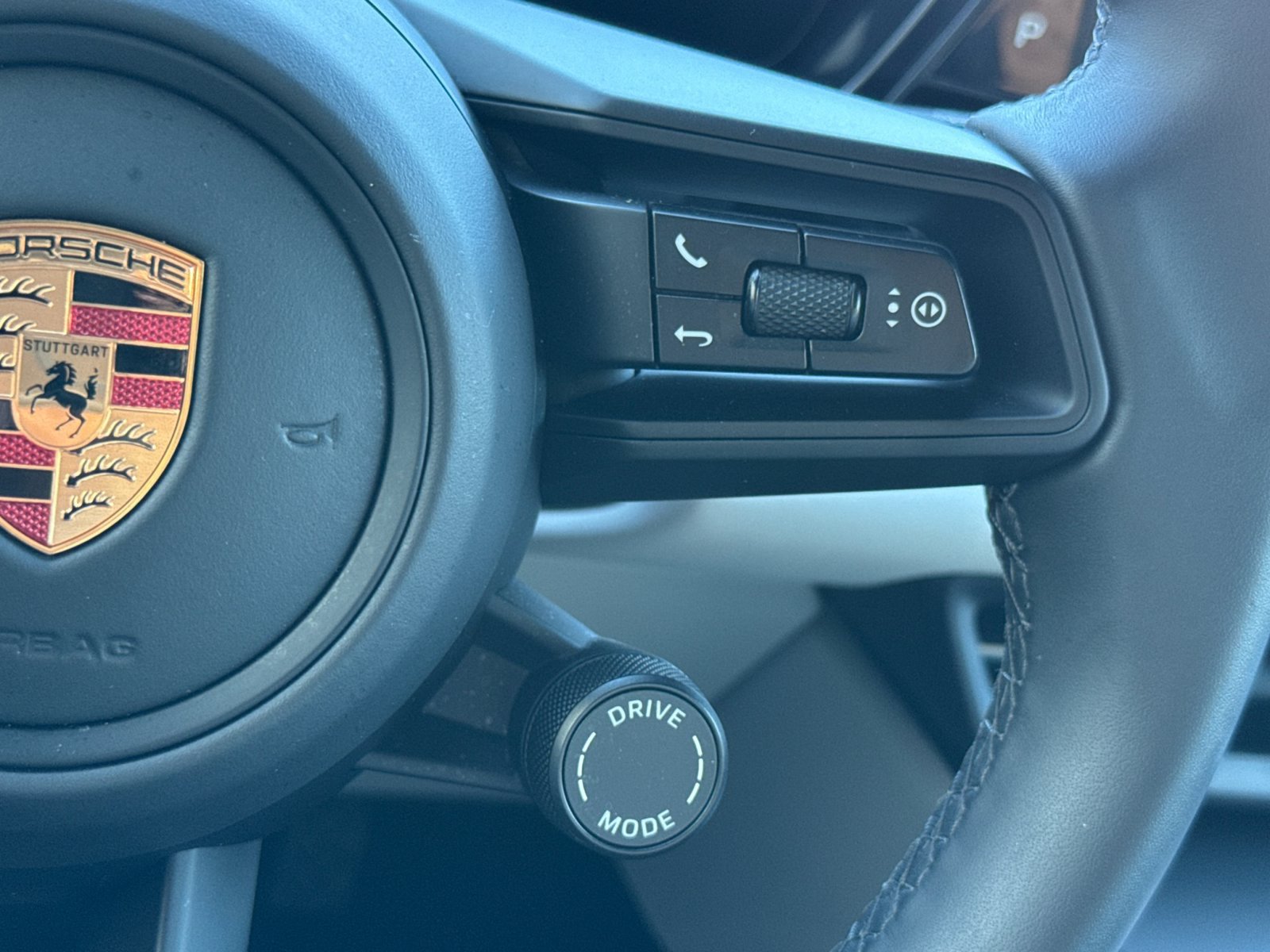 Certified 2025 Porsche Macan 4 Electric AWD/4WD image 30