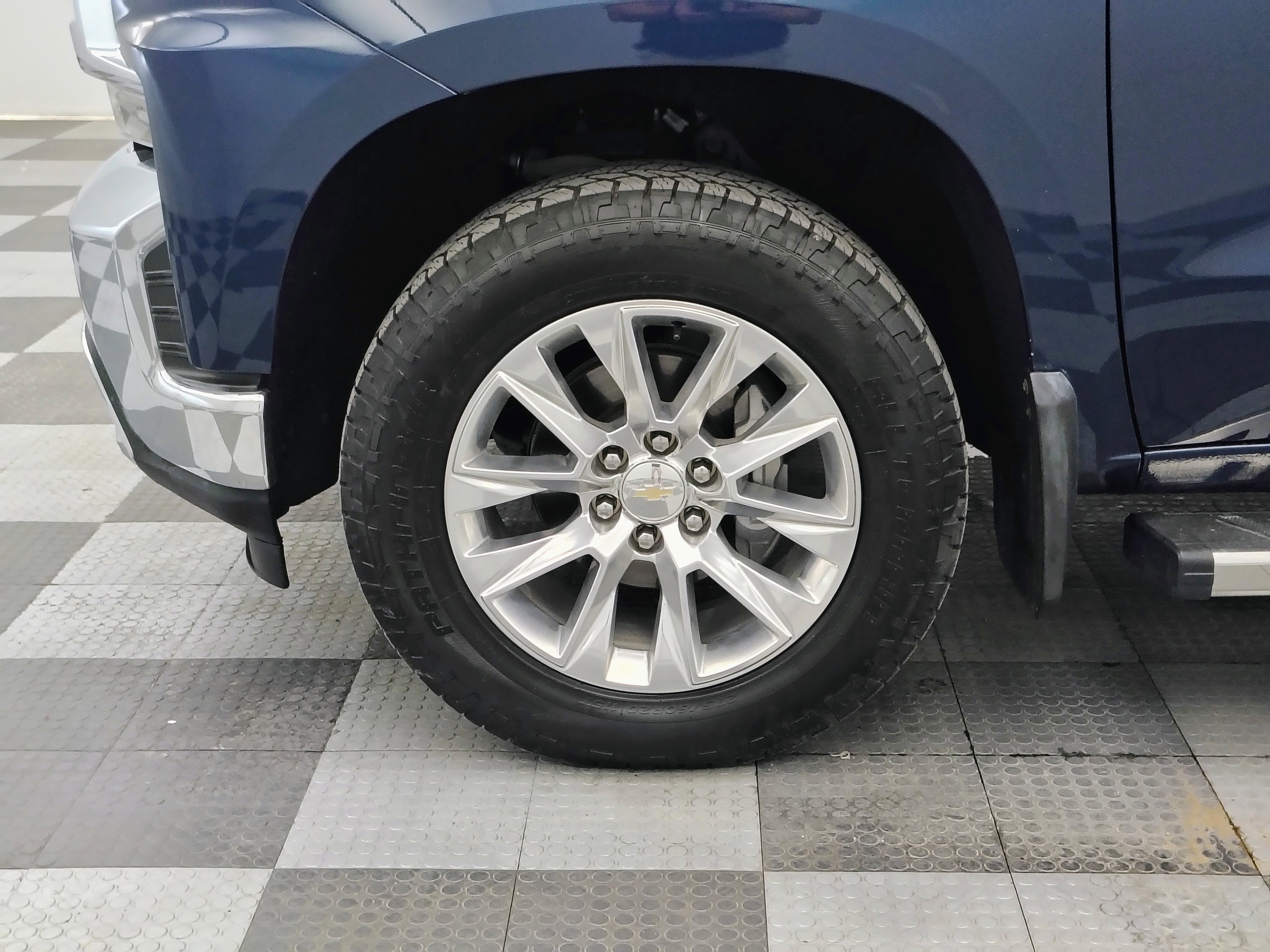 Used 2019 Chevrolet Silverado 1500 LTZ w/ LTZ Premium Package AWD/4WD image 17