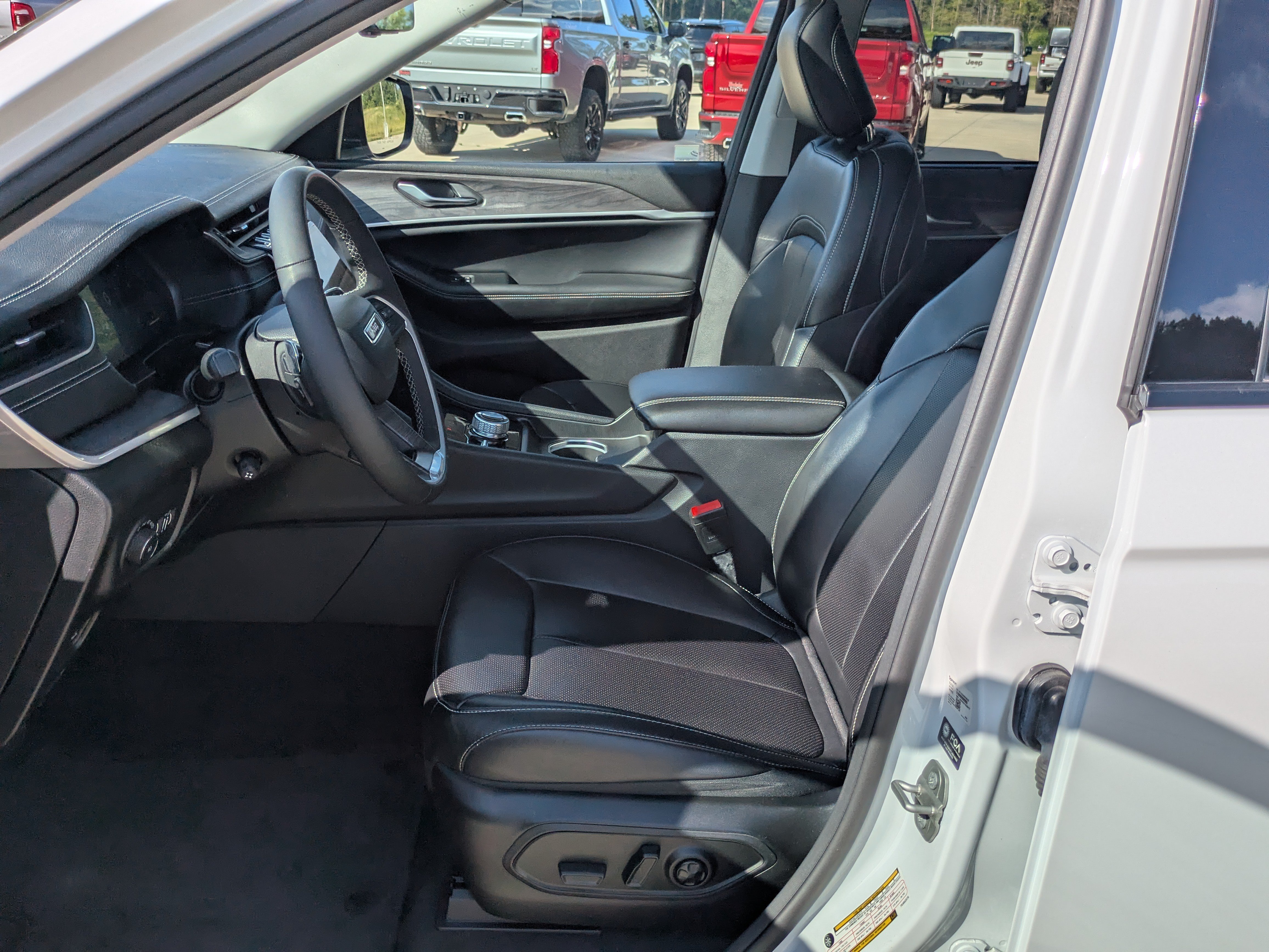 Used 2023 Jeep Grand Cherokee Limited w/ Luxury Tech Group II AWD/4WD image 4
