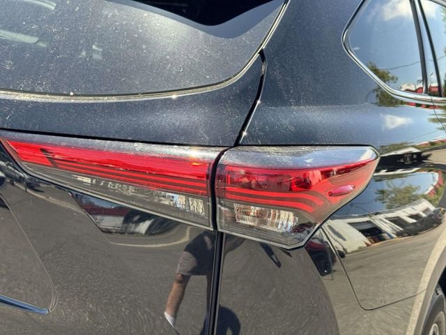 Used 2021 Toyota Highlander XLE AWD/4WD image 14