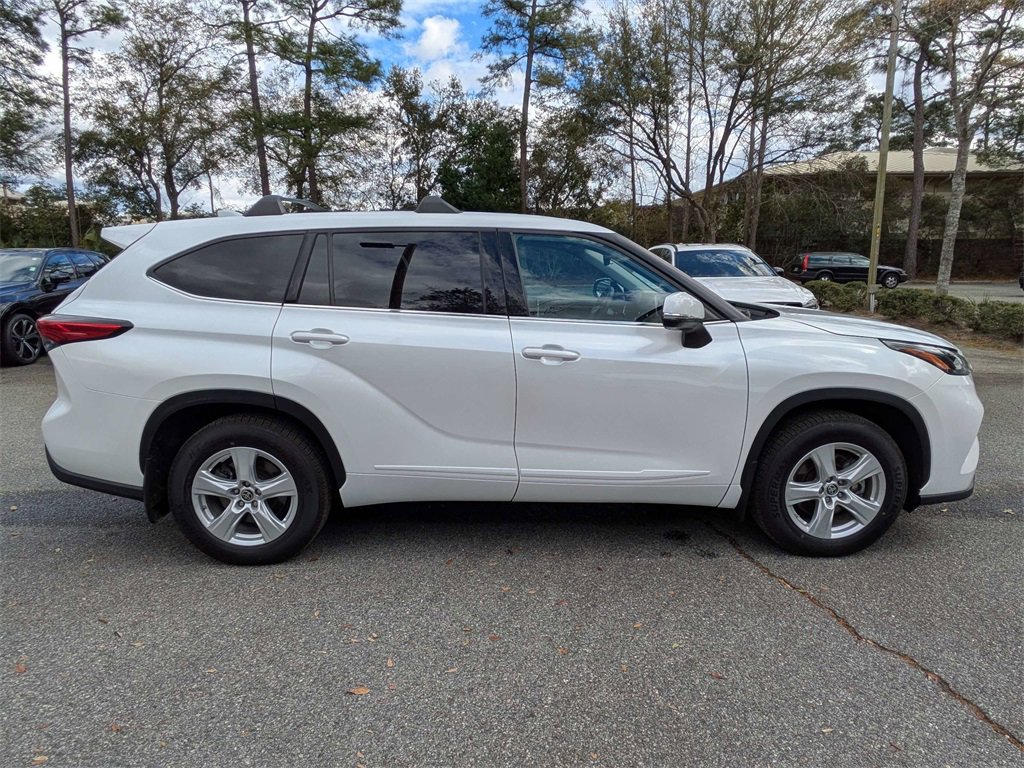 Used 2022 Toyota Highlander LE image 3