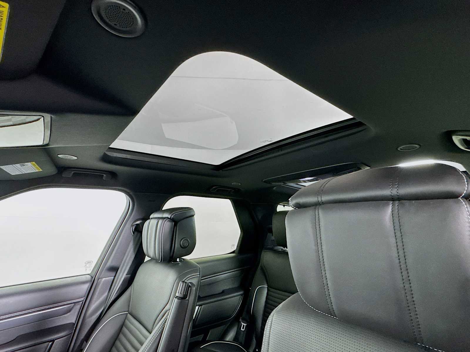 Used 2024 Land Rover Discovery Metropolitan Edition image 13