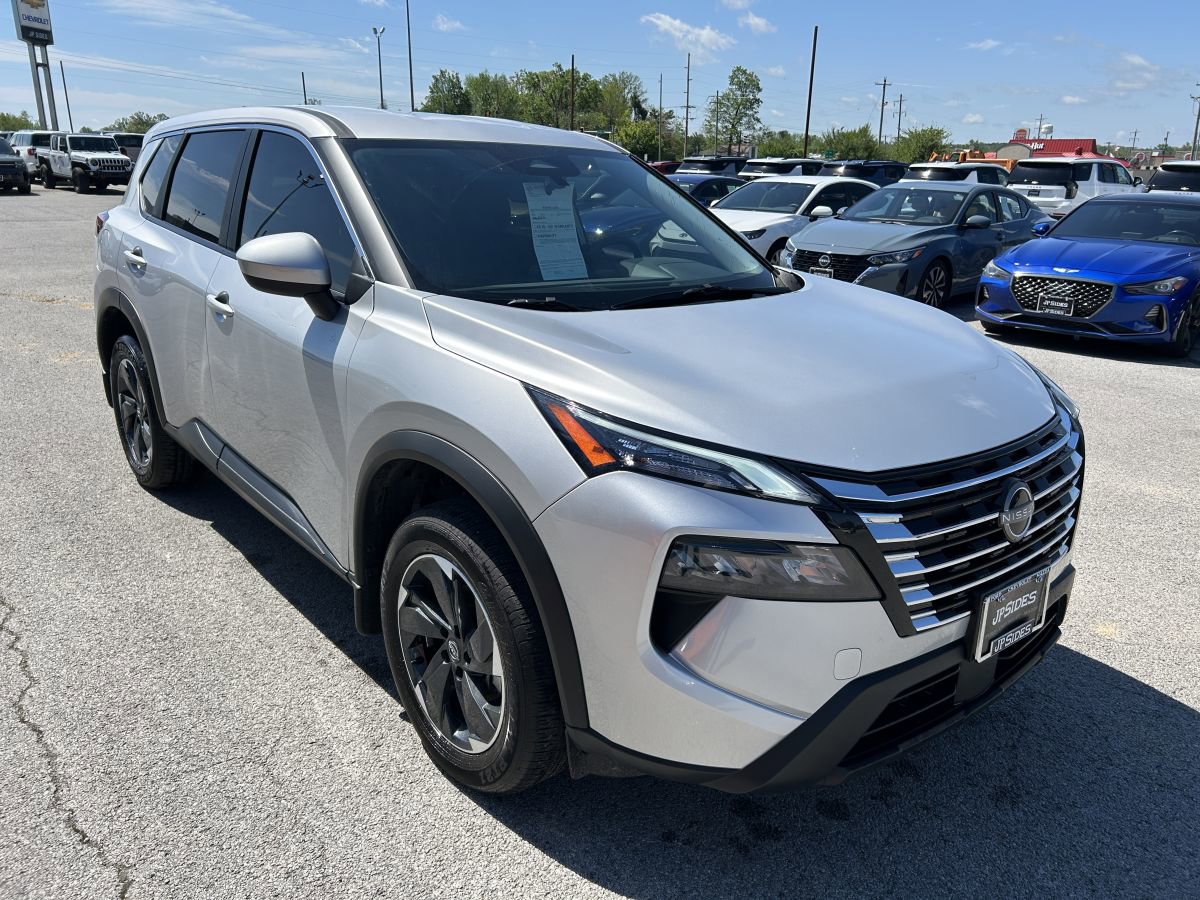 Used 2025 Nissan Rogue SV FWD image 2