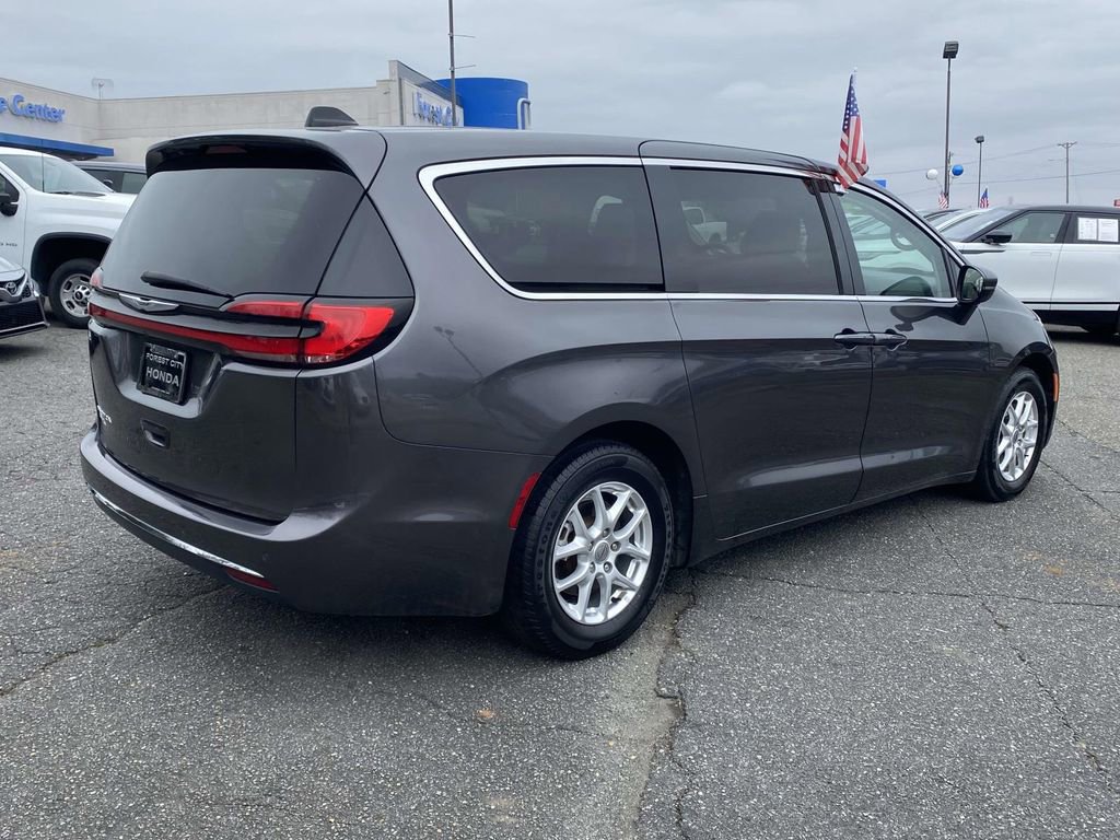 Used 2023 Chrysler Pacifica Touring-L image 5