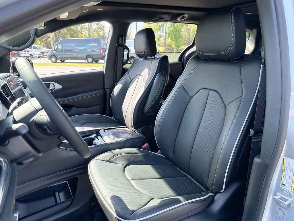 New 2026 Chrysler Pacifica Limited w/ Trailer Tow Group image 11