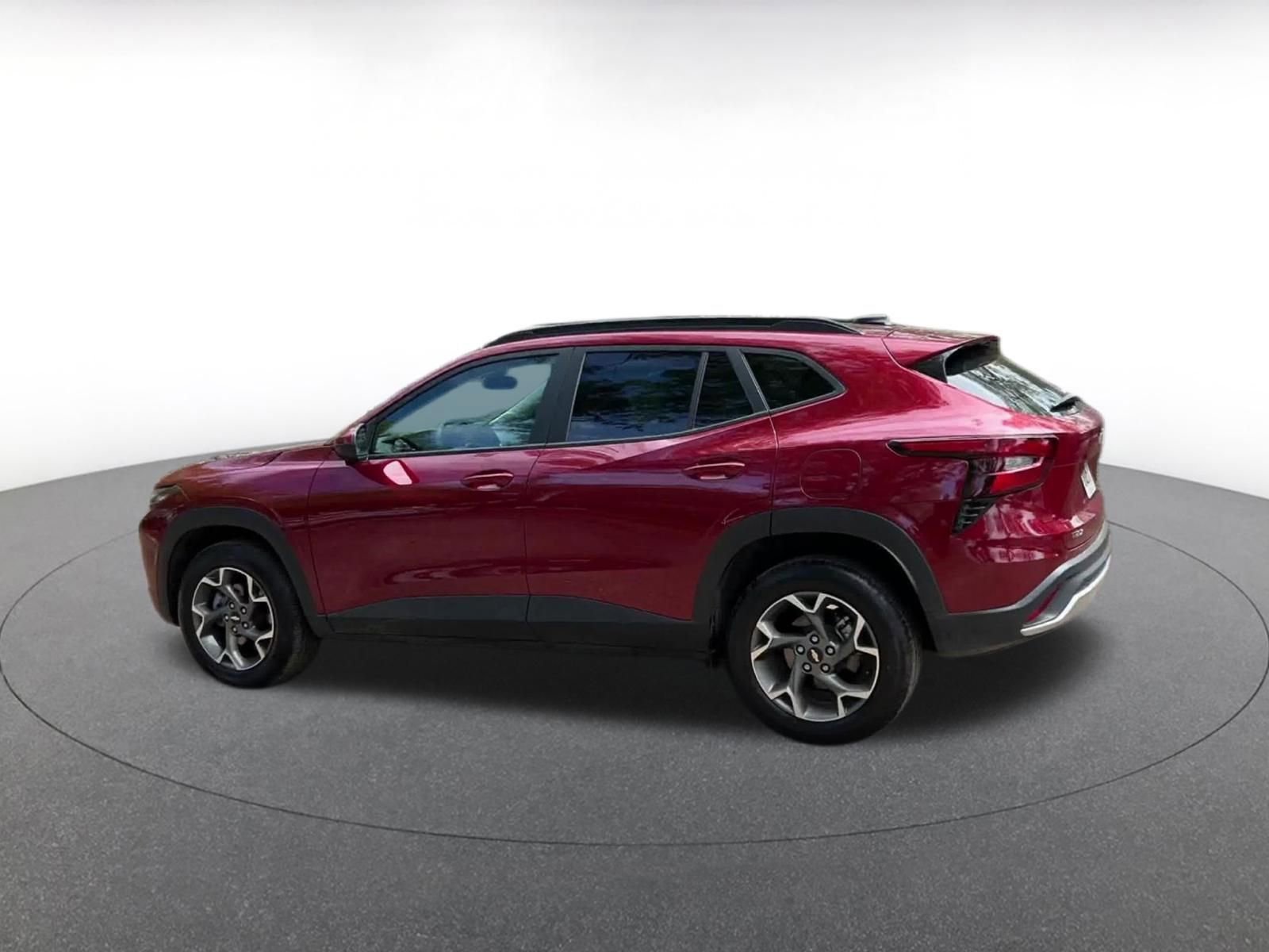 Used 2025 Chevrolet Trax LT FWD image 9