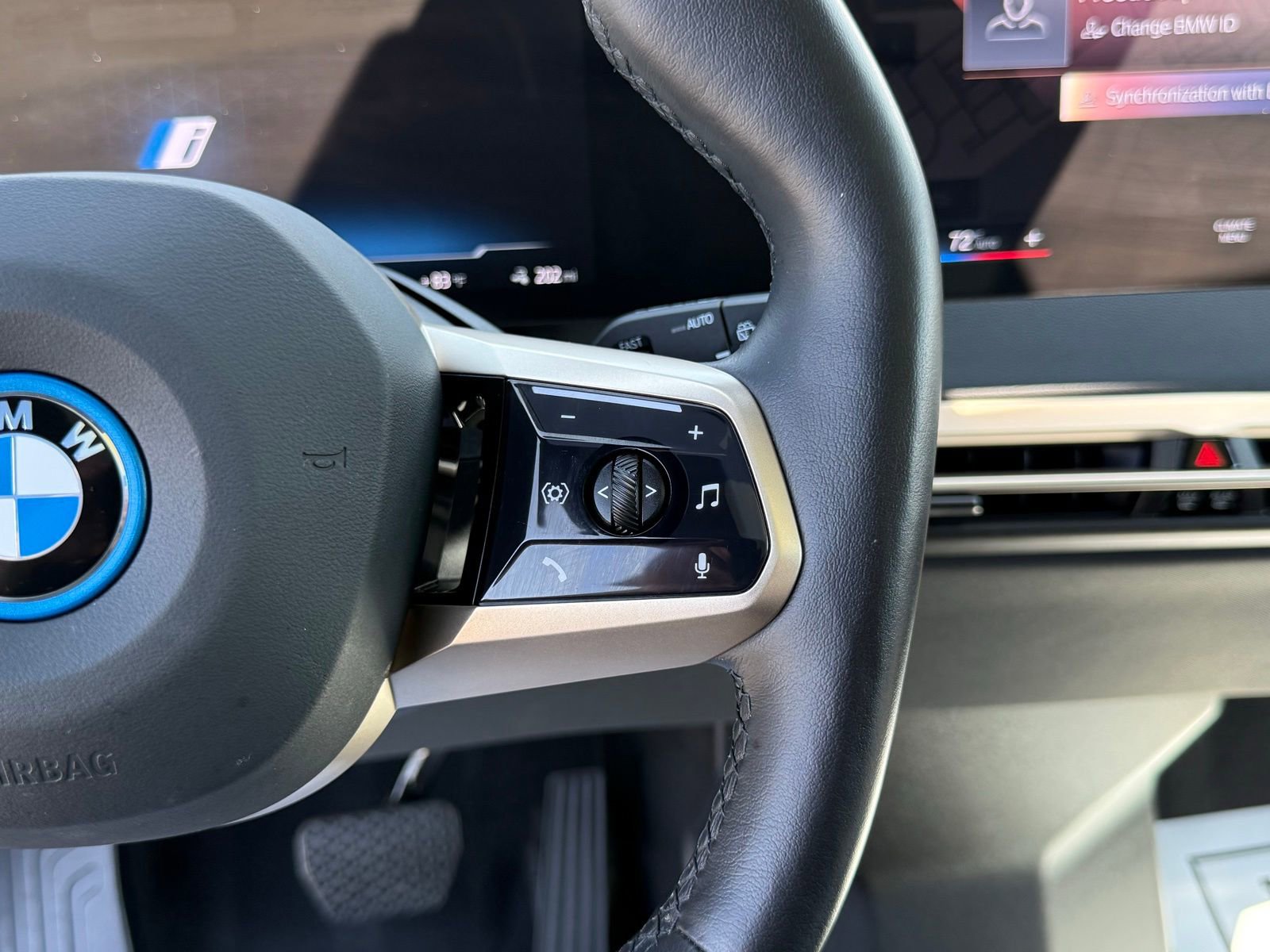 Used 2023 BMW iX xDrive50 w/ Sport Package image 26