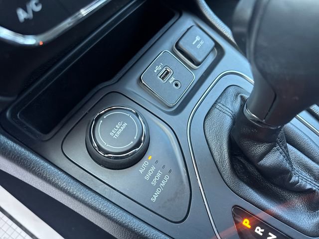 Used 2020 Jeep Cherokee Latitude Plus w/ Cold Weather Group image 30