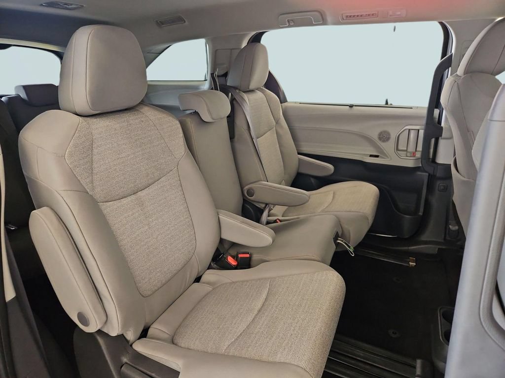 Used 2024 Toyota Sienna LE FWD image 27