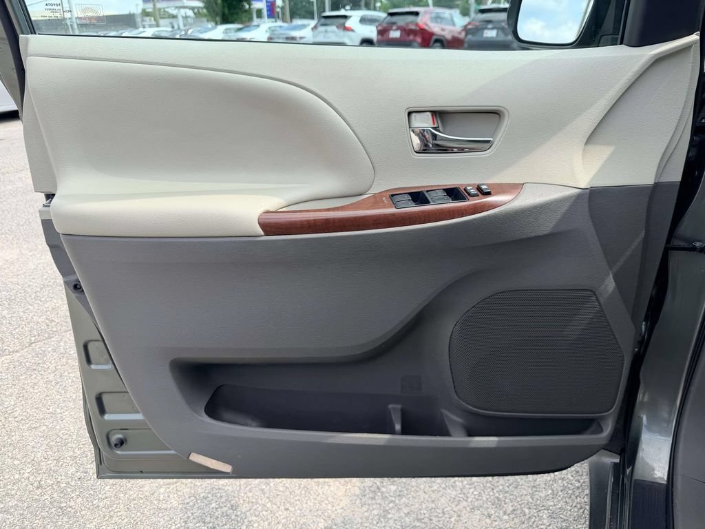 Used 2013 Toyota Sienna XLE FWD image 17