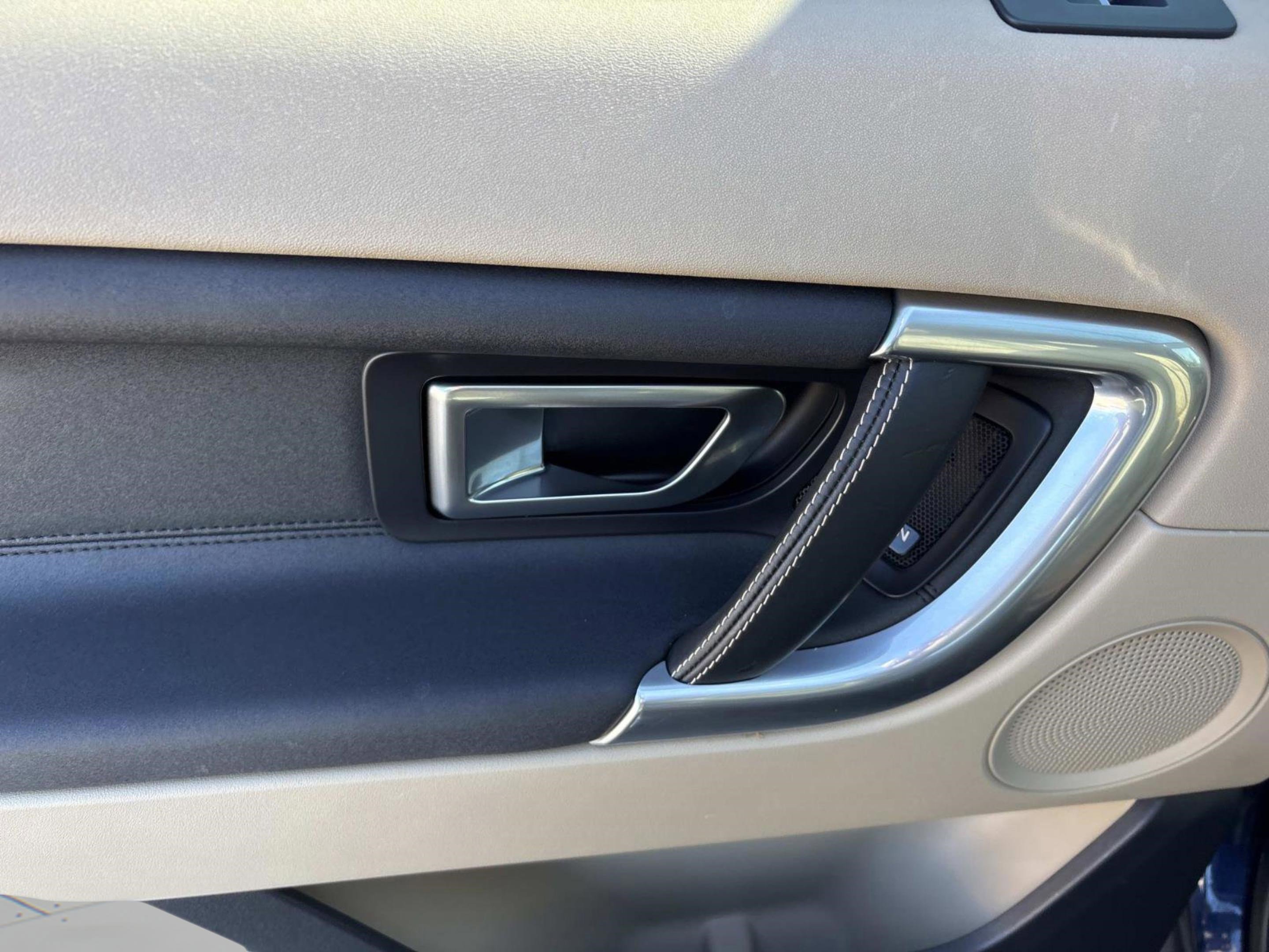 Used 2017 Land Rover Discovery Sport HSE image 29