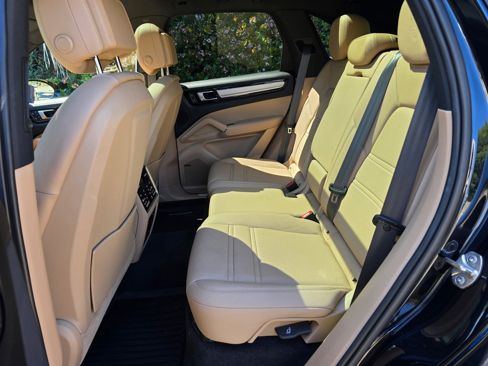 Used 2022 Porsche Cayenne Platinum Edition w/ Premium Package Plus image 32