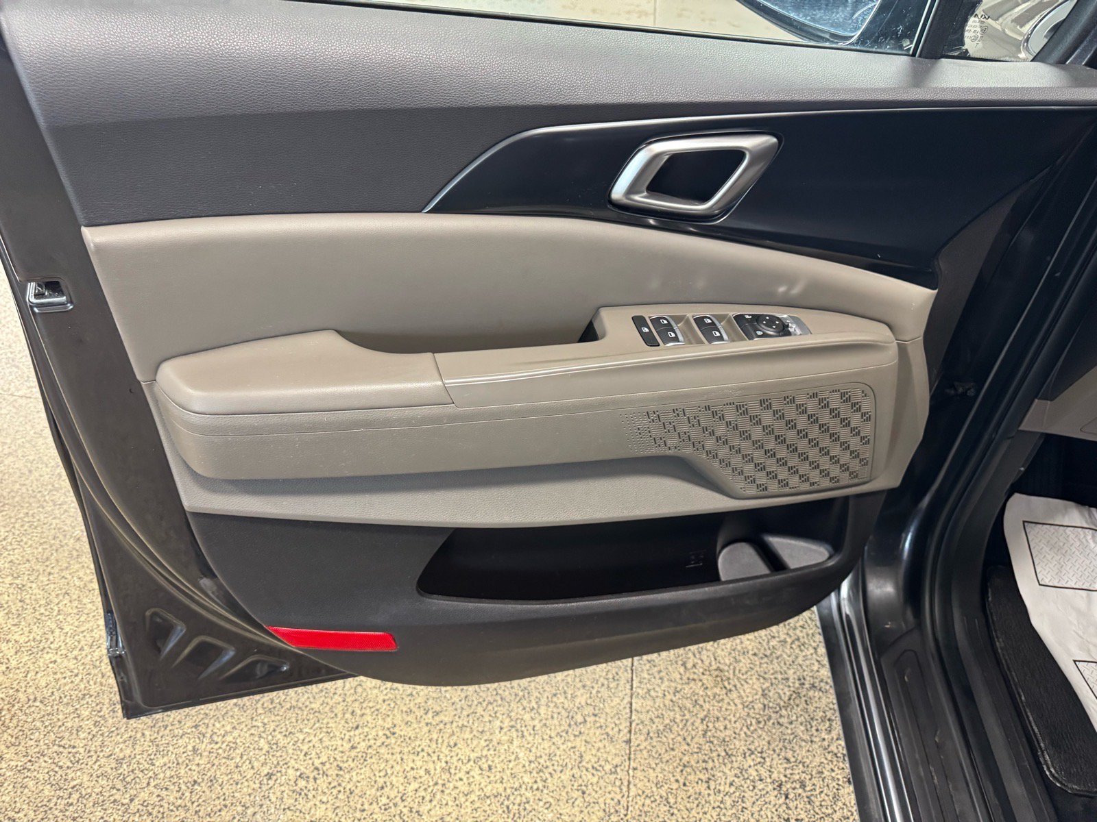 Used 2025 Kia Carnival FWD image 15