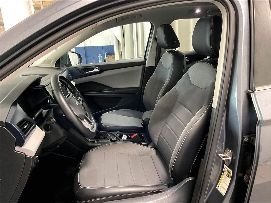 Used 2022 Volkswagen Taos SE w/ Panoramic Sunroof Package AWD/4WD image 10